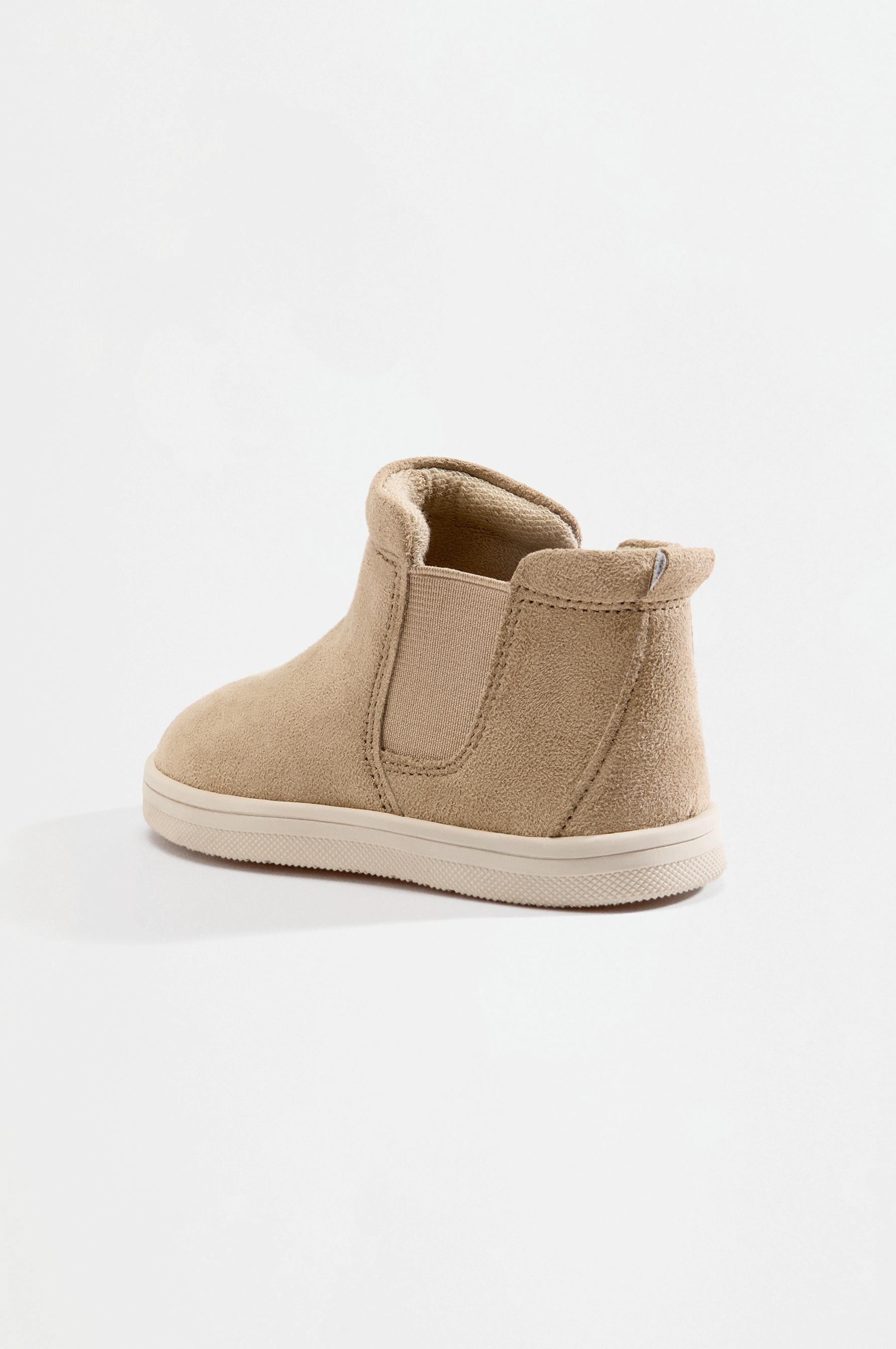 Casual barefoot Chelsea boots