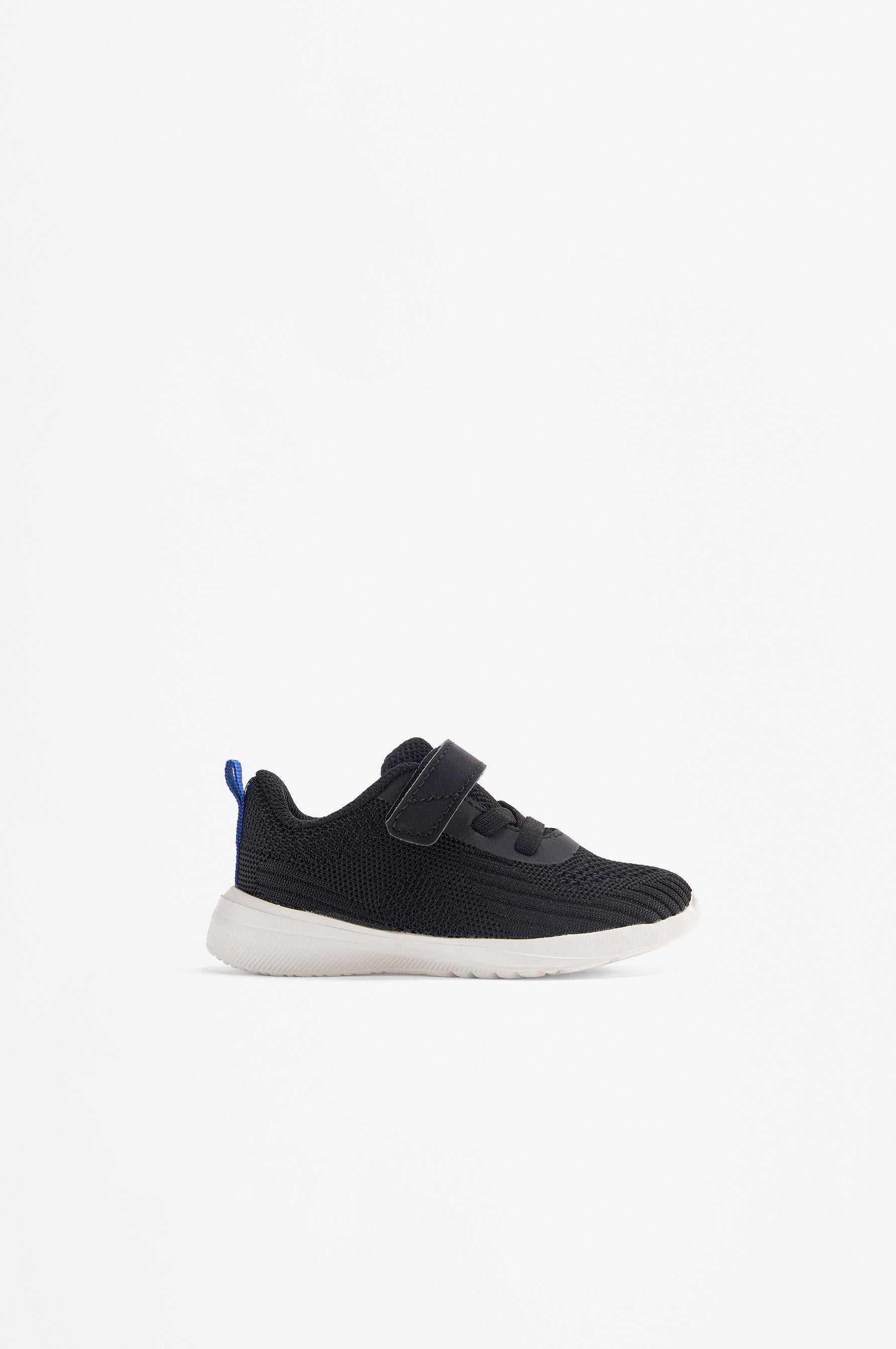 Minimalist sports shoe