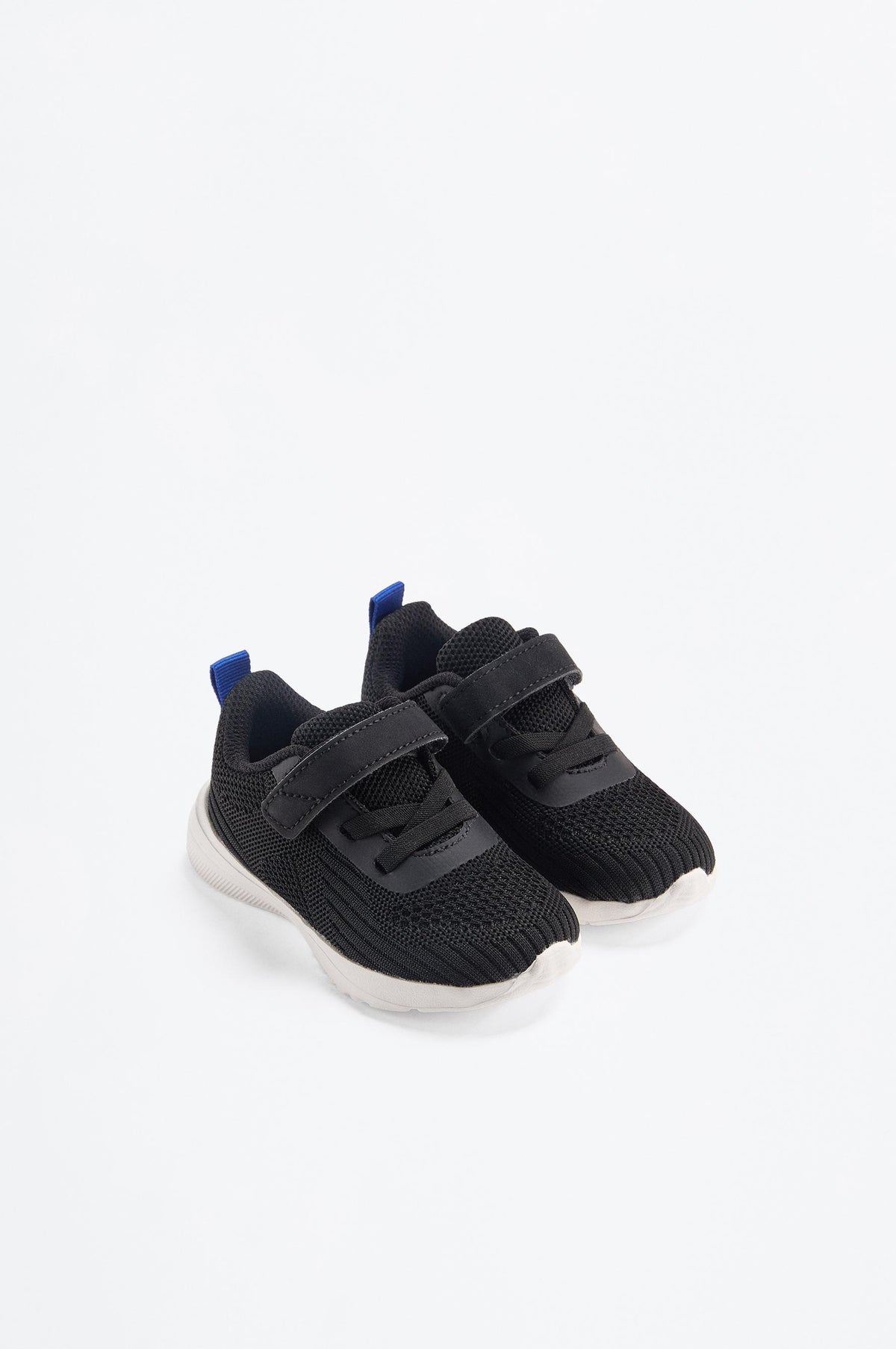 Minimalist sports shoe