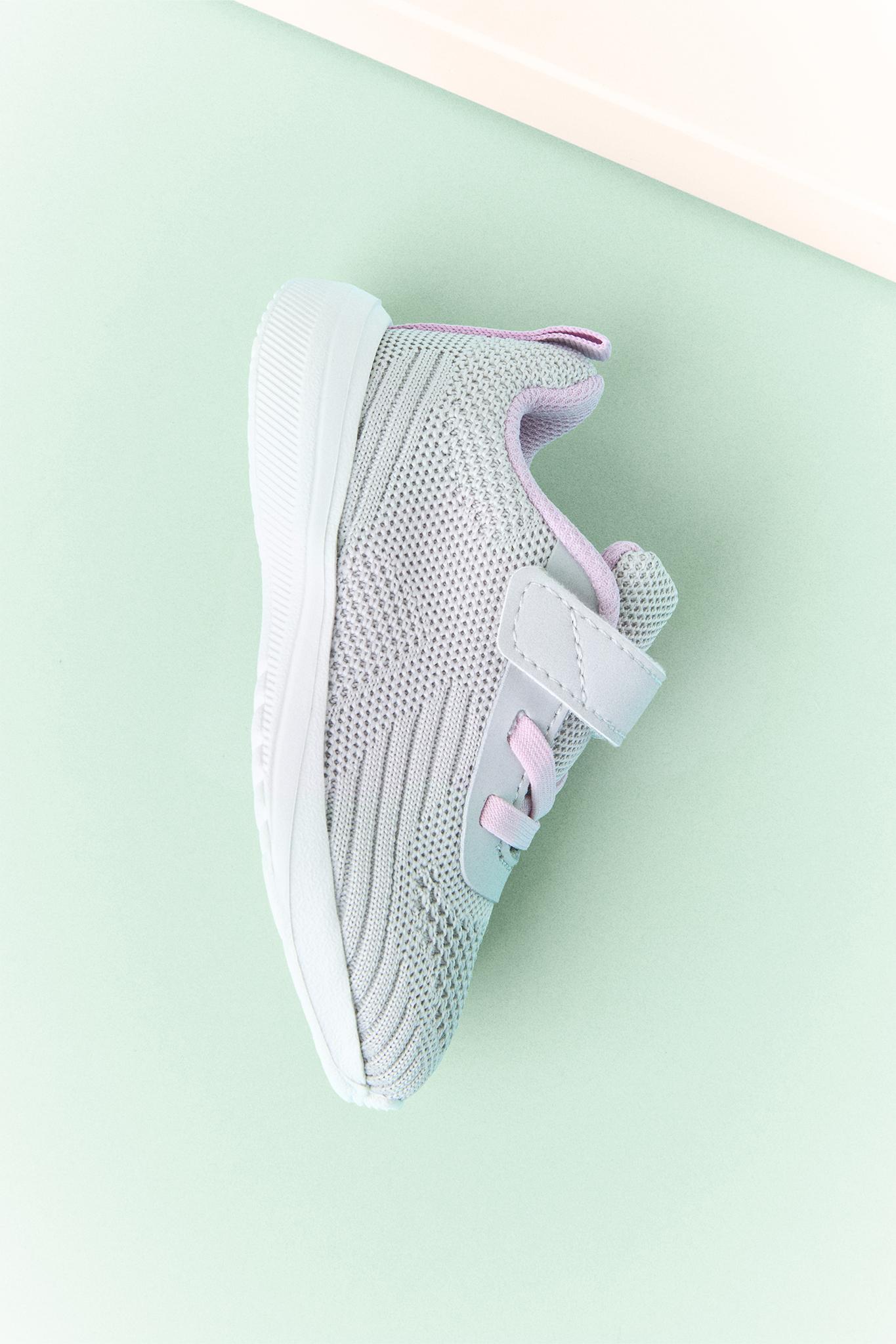 Minimalist sports shoe