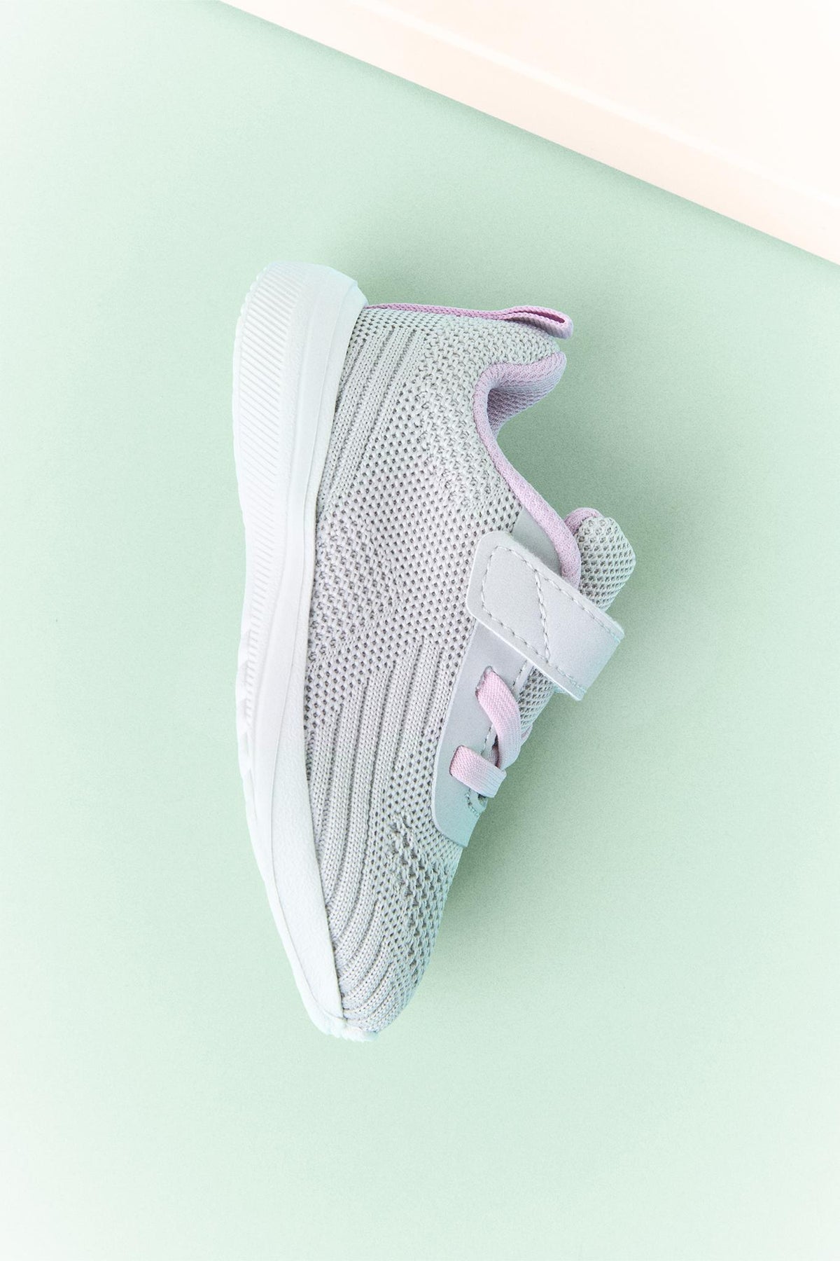 Minimalist sports shoe