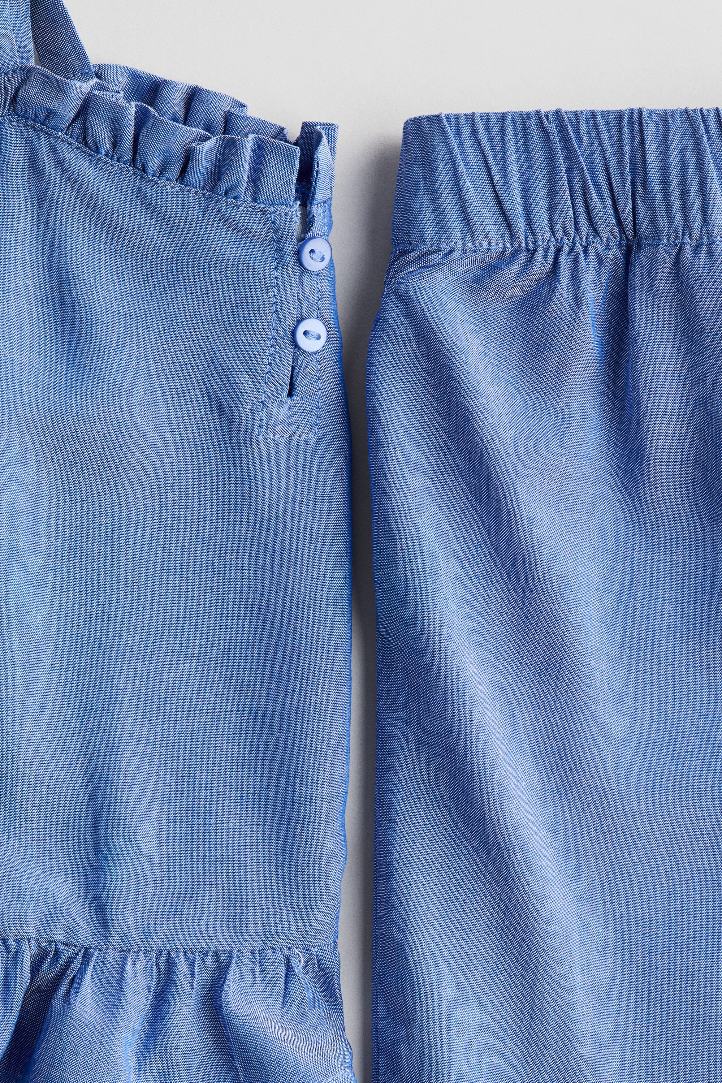 2-piece frill-trimmed seersucker set