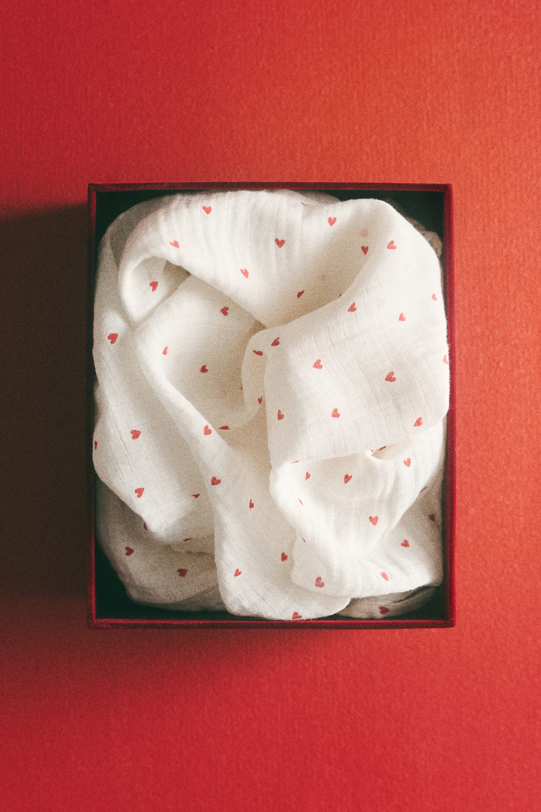 Muslin baby blanket - White Hearts