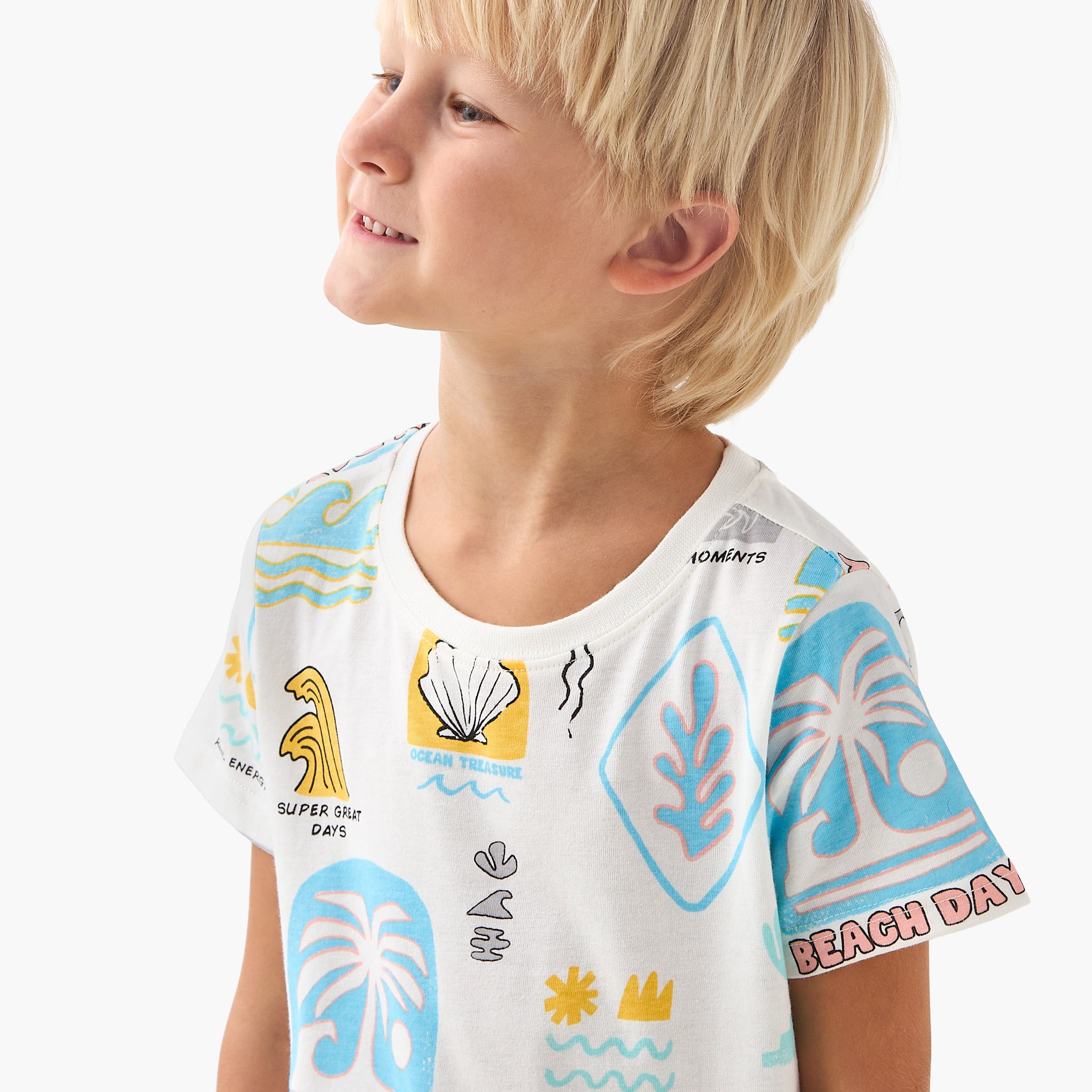 Juniors Round Neck Short Sleeves T-shirt with Graphic Print