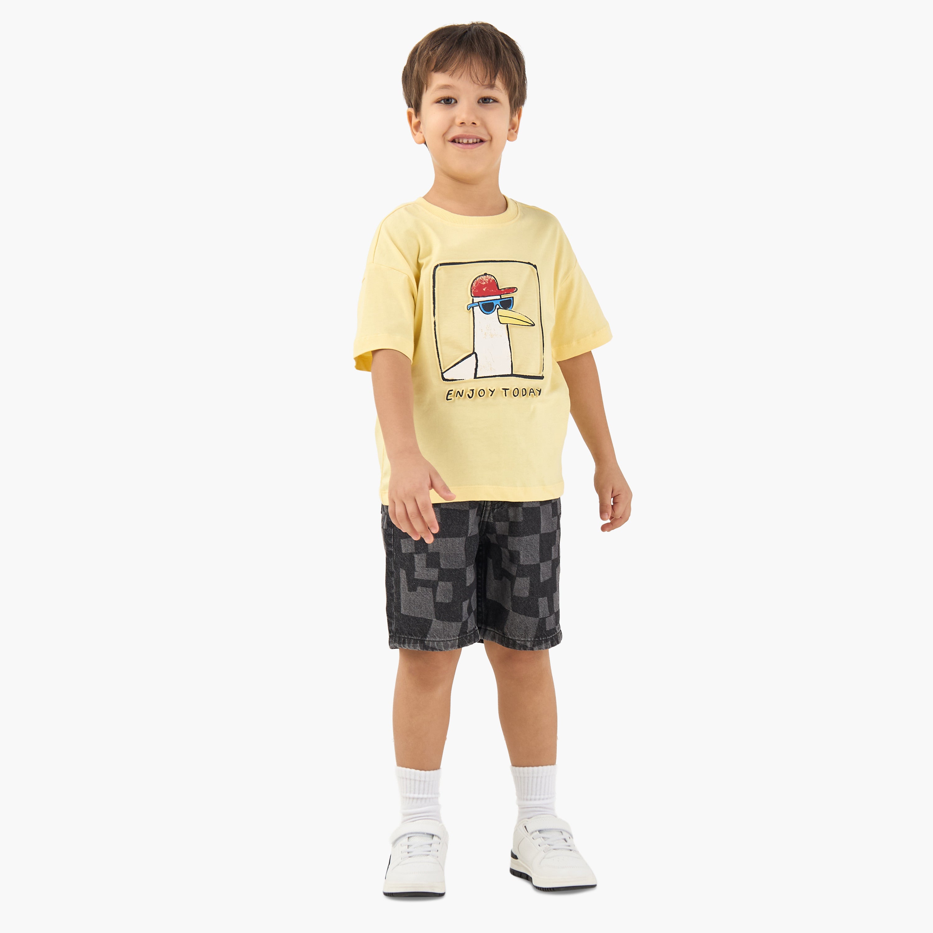 Juniors Crew Neck Short Sleeves T-shirt with Duck Embossed Design