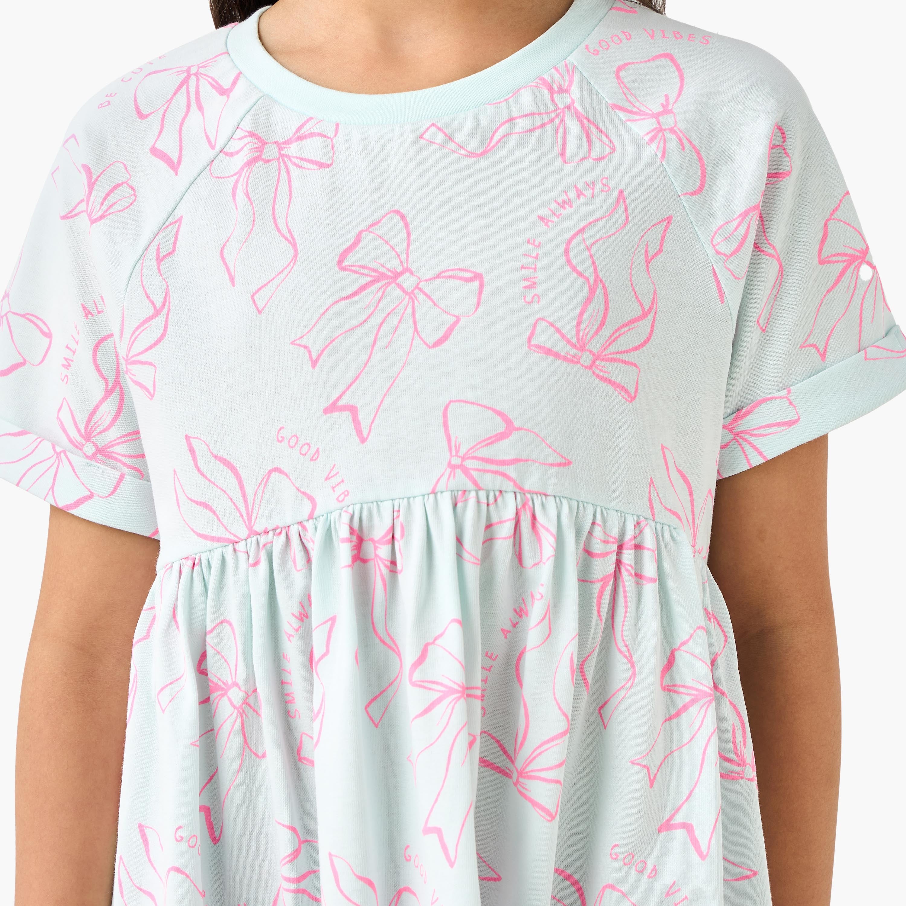 Juniors Round Neck Short Sleeve Dress with Bow Print