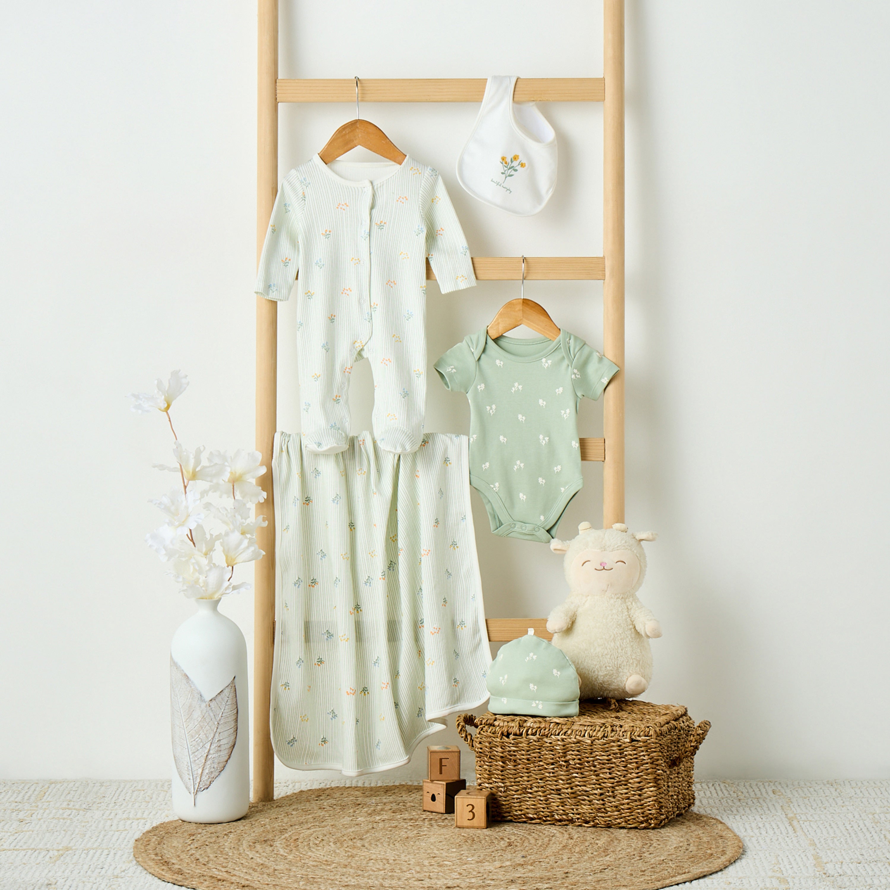 Set of 6 Juniors Clothing Gift Set with Floral Print