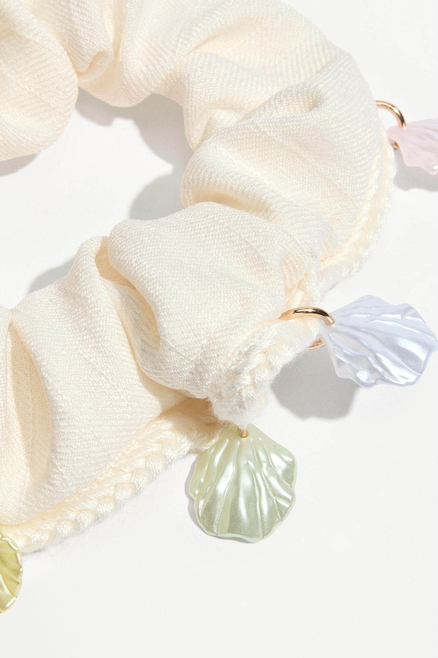 Scrunchie with shell charms - BEIGE / M