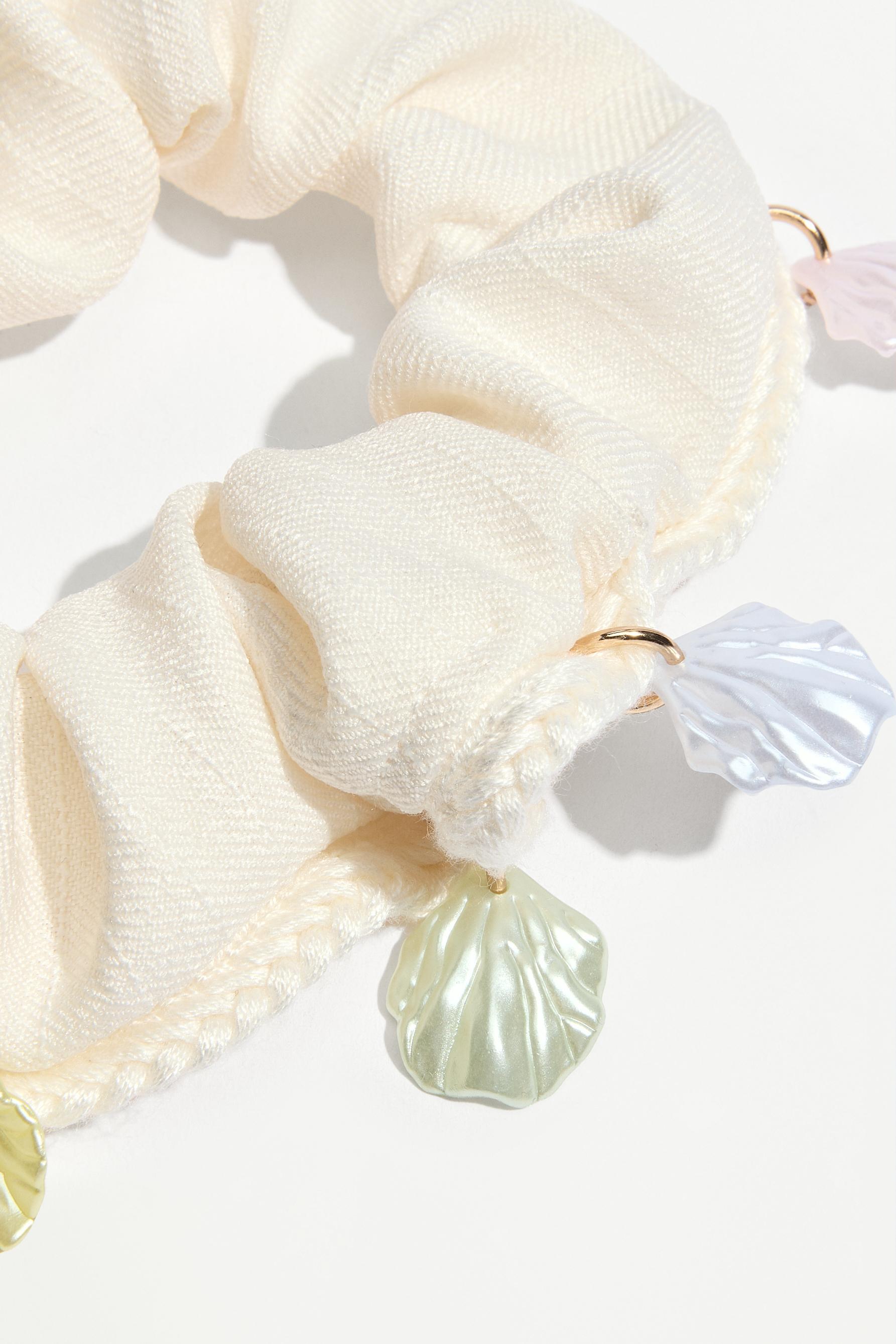 Scrunchie with shell charms - BEIGE / M