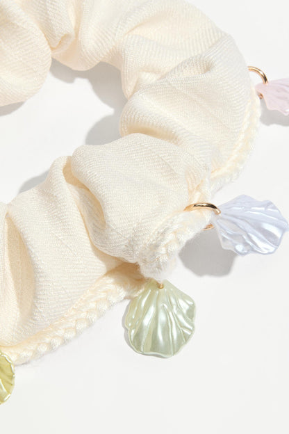 Scrunchie with shell charms - BEIGE / M