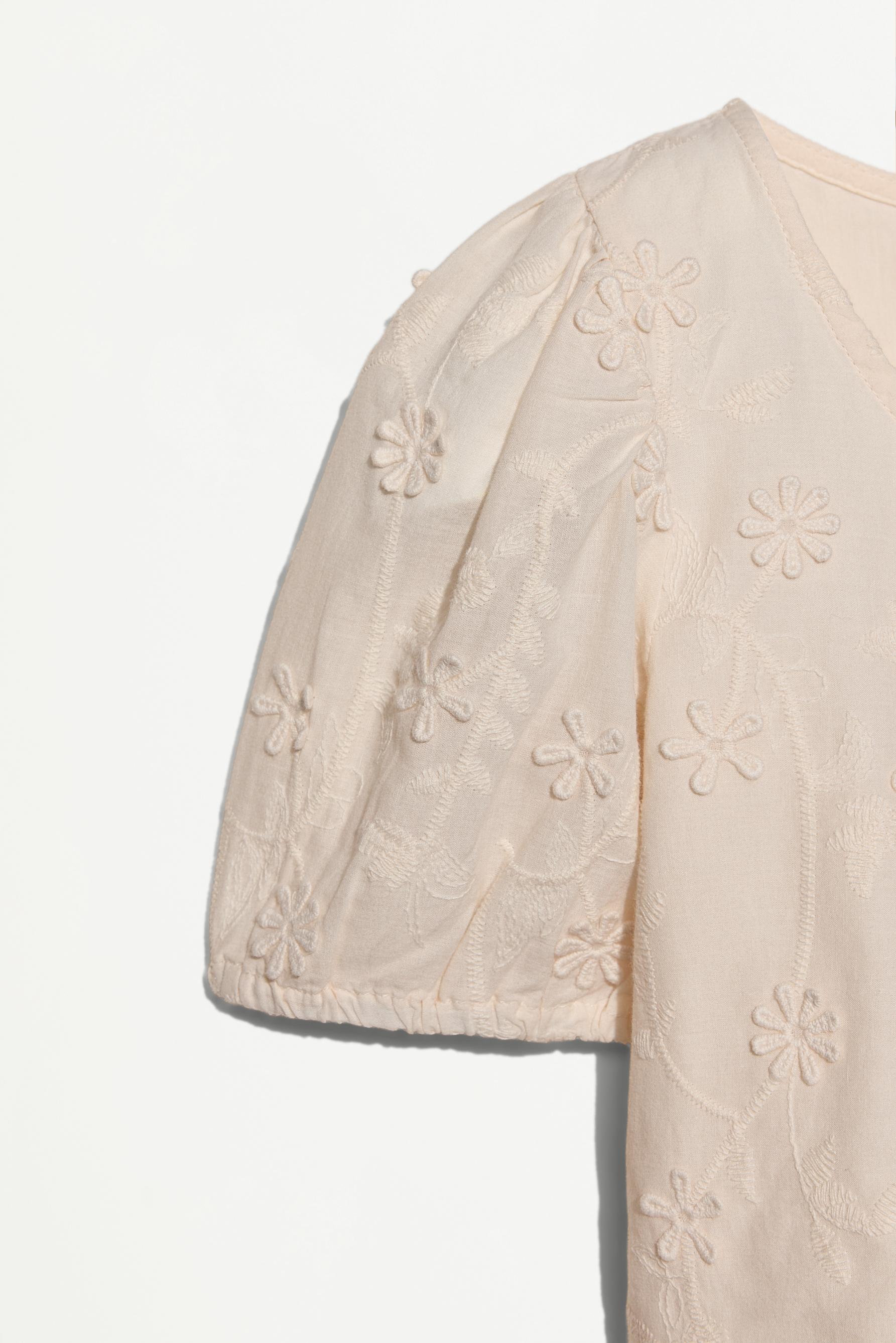 Embroidered relief blouse