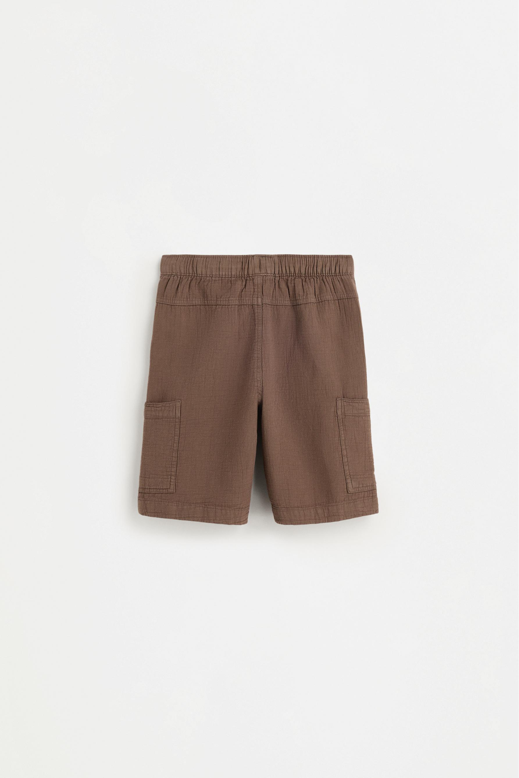 Crinkled cargo Bermuda shorts