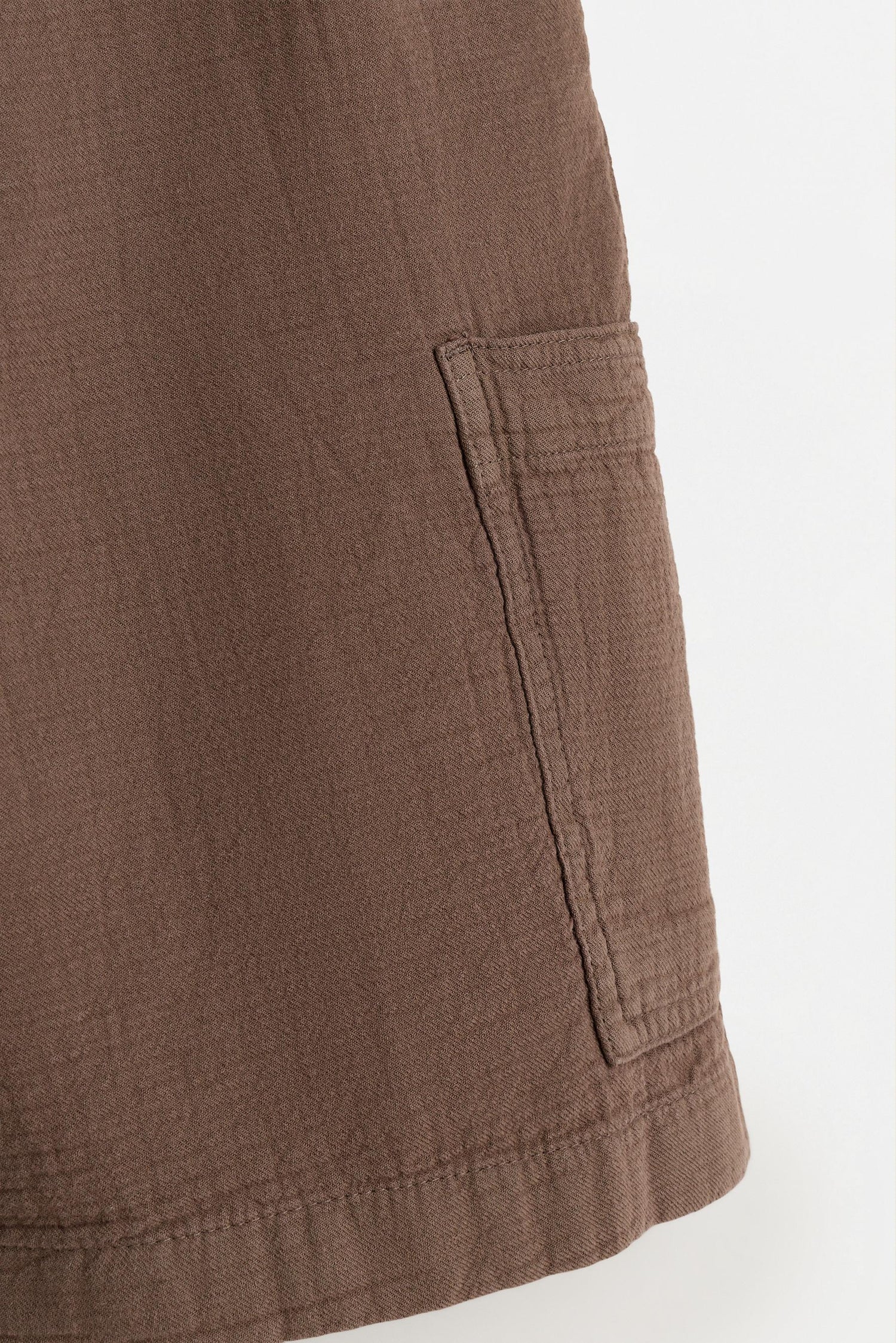 Crinkled cargo Bermuda shorts