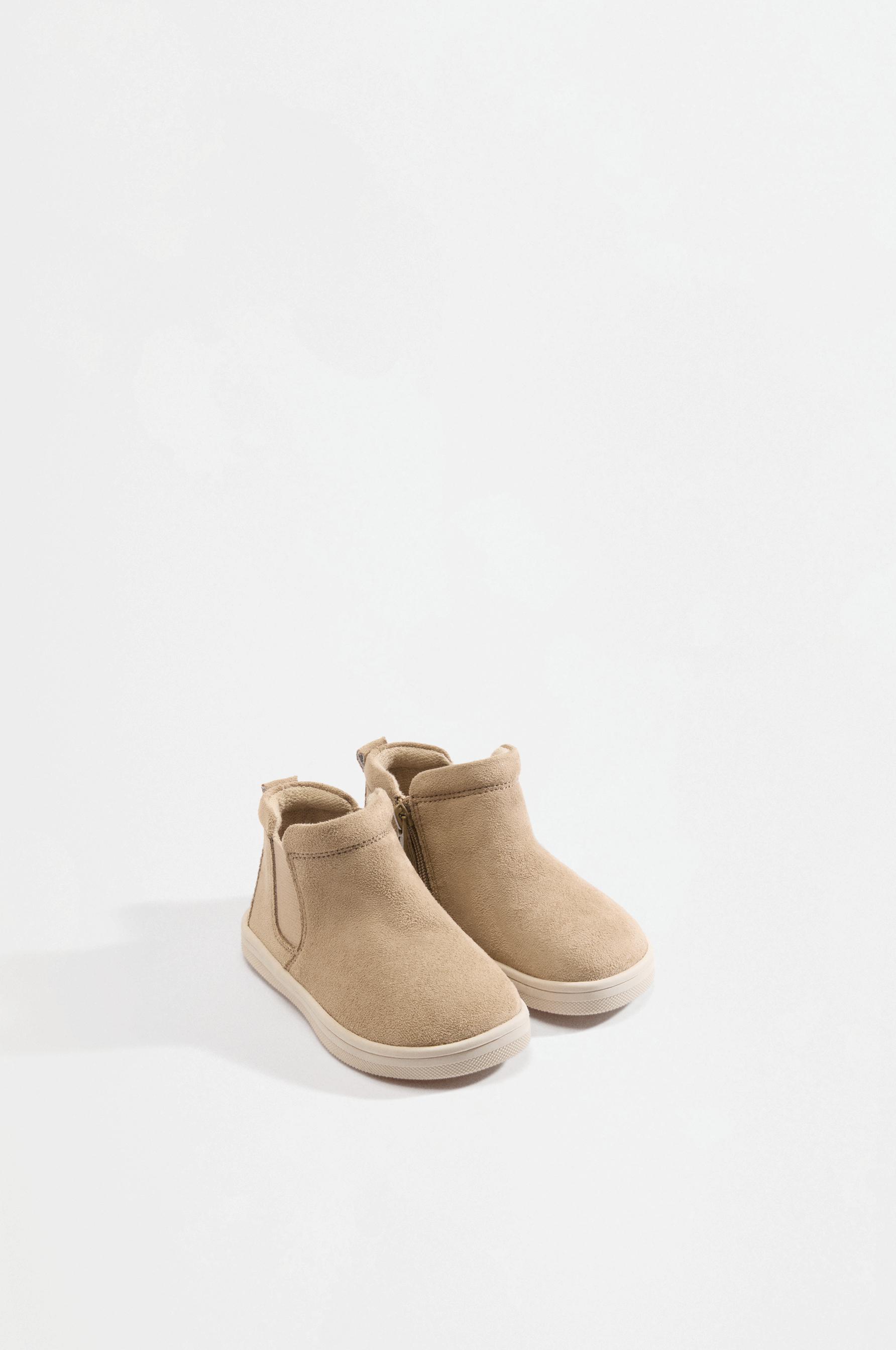 Casual barefoot Chelsea boots