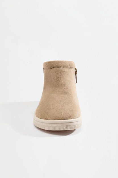 Casual barefoot Chelsea boots