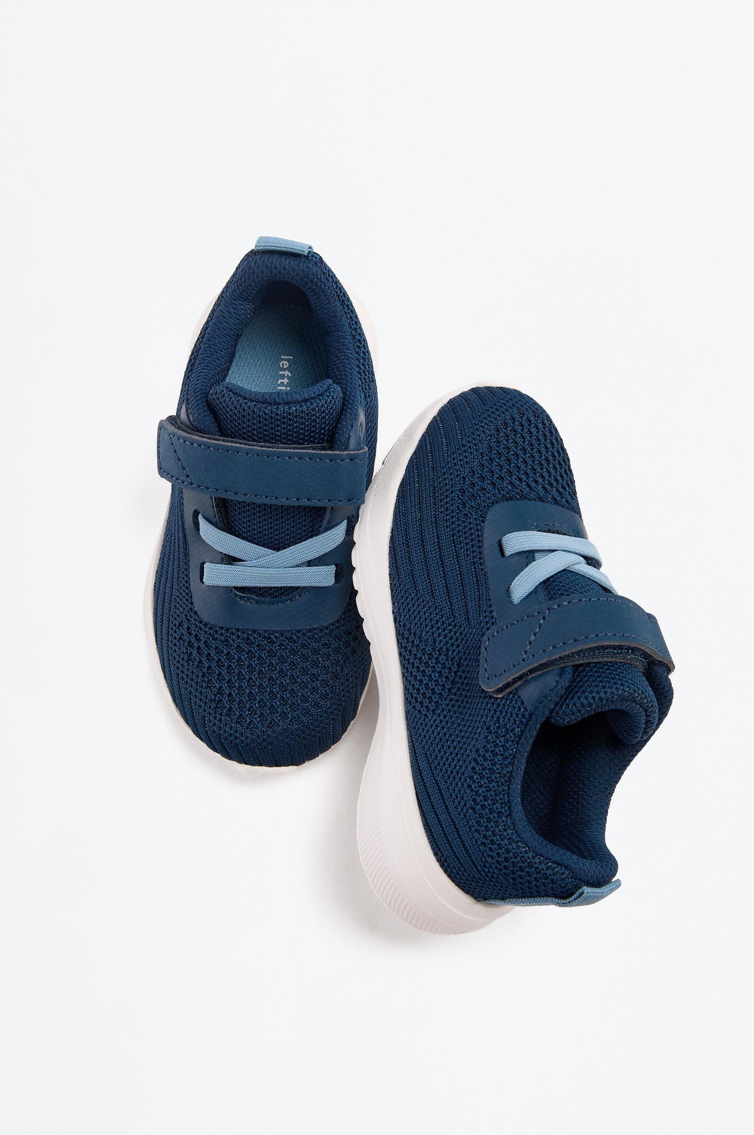 Minimalist sports shoe