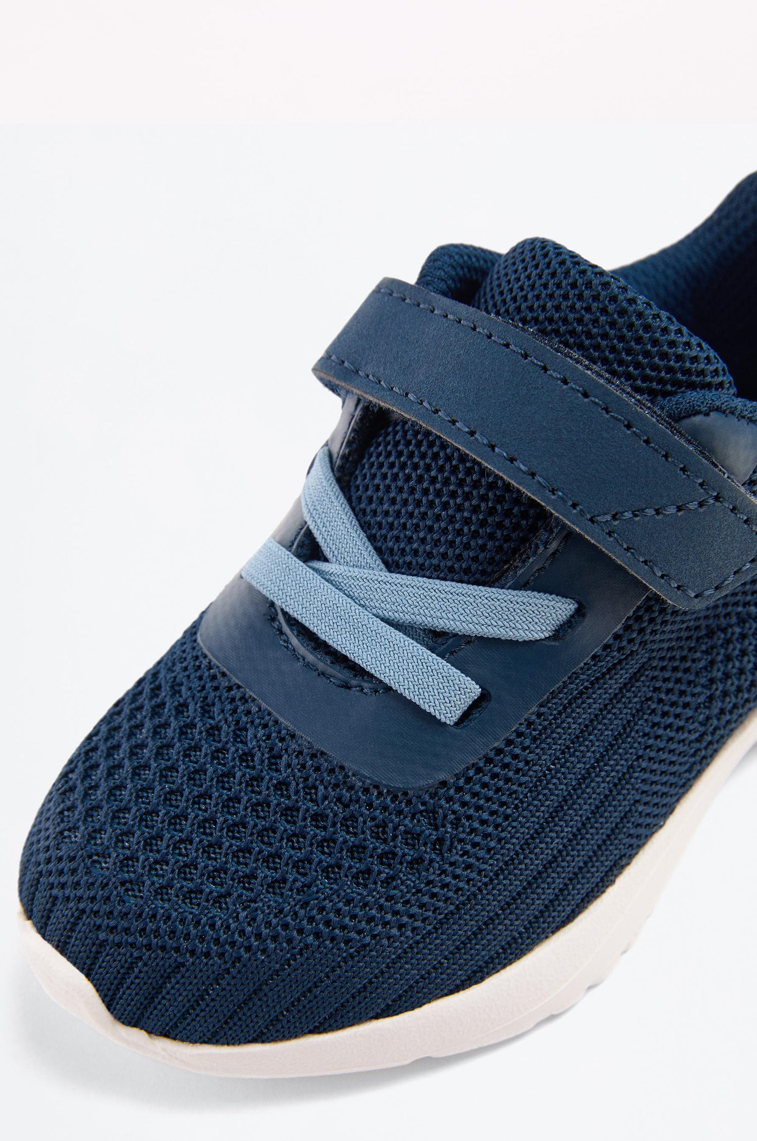 Minimalist sports shoe