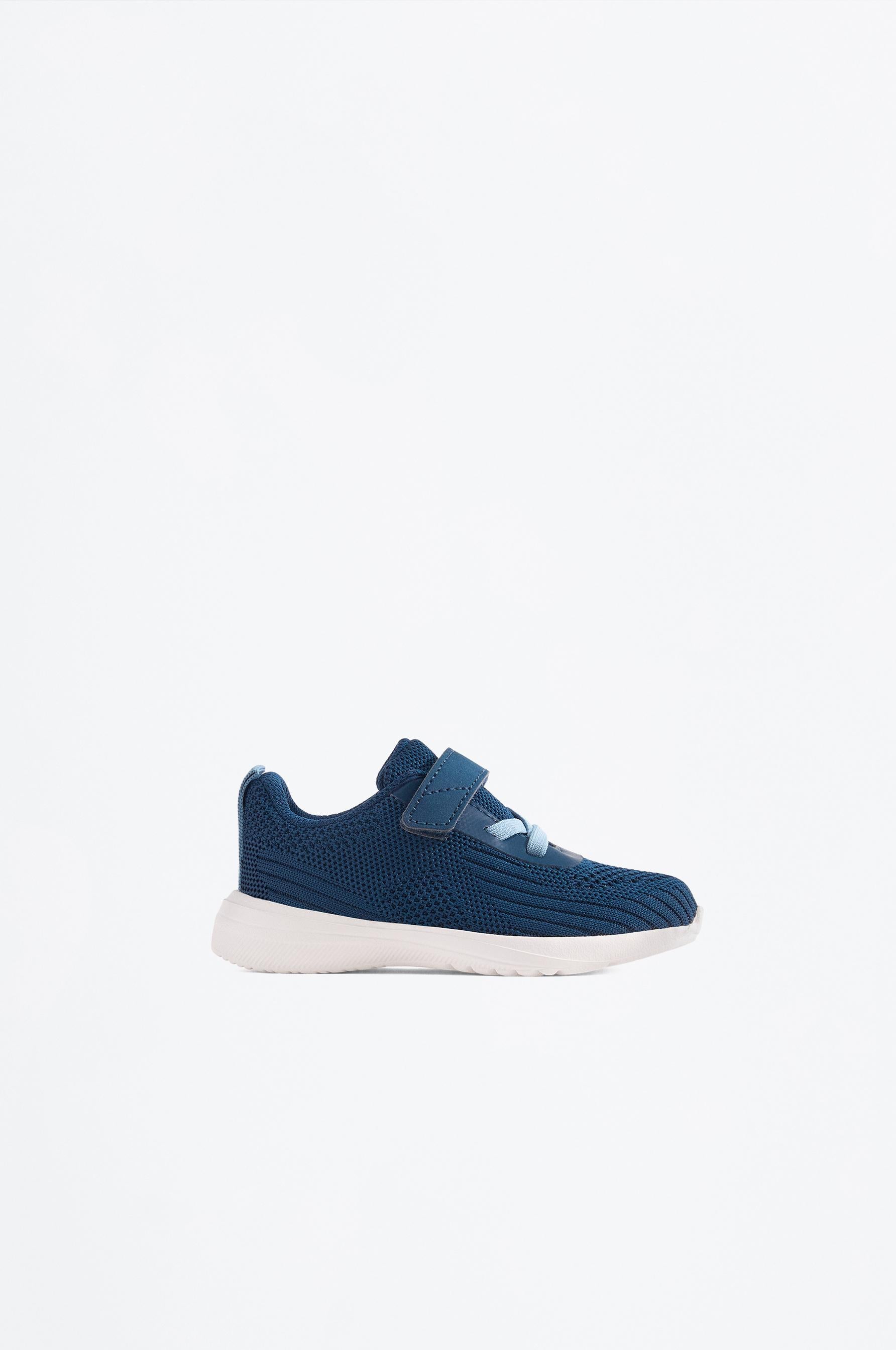 Minimalist sports shoe
