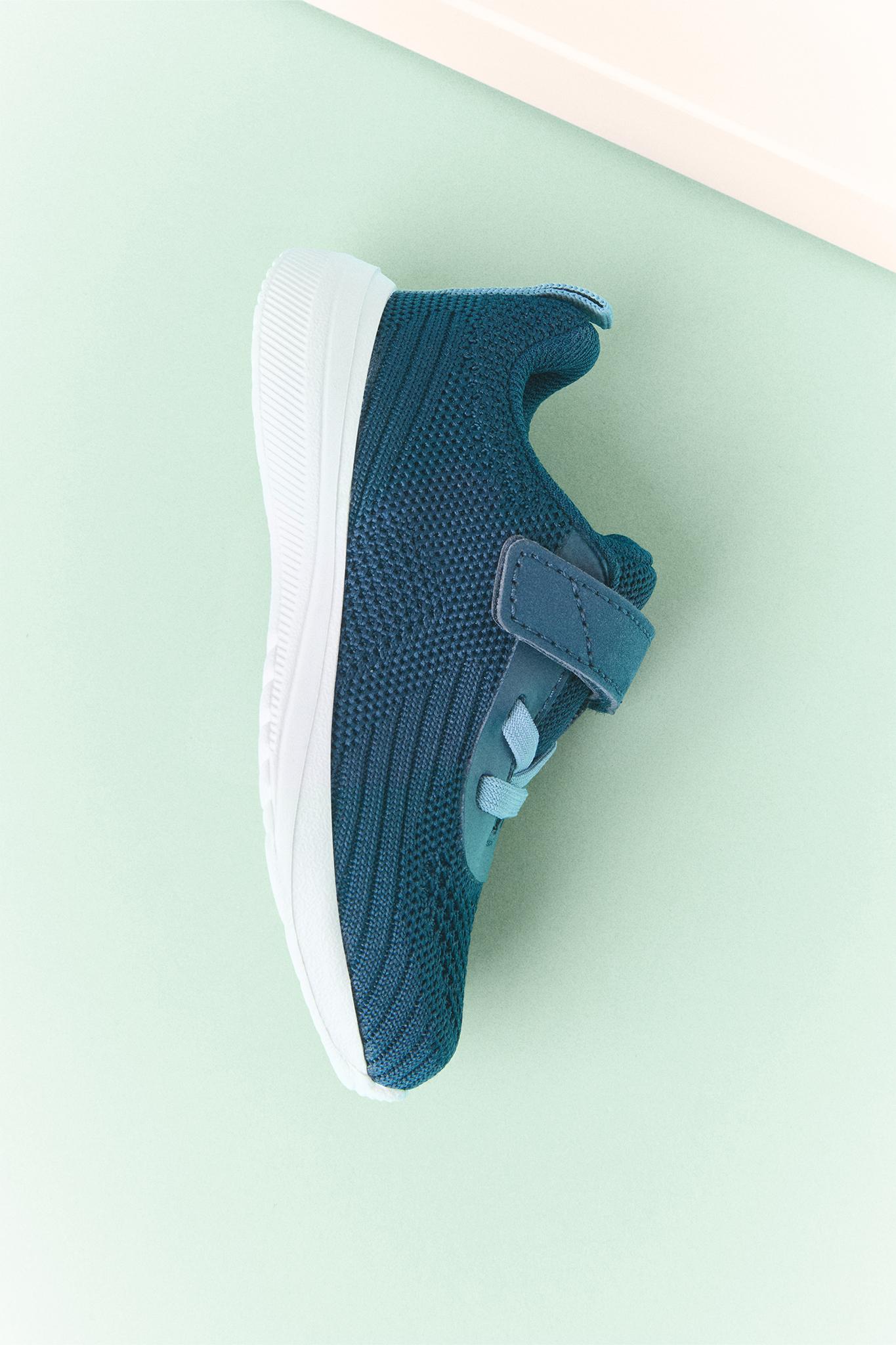 Minimalist sports shoe