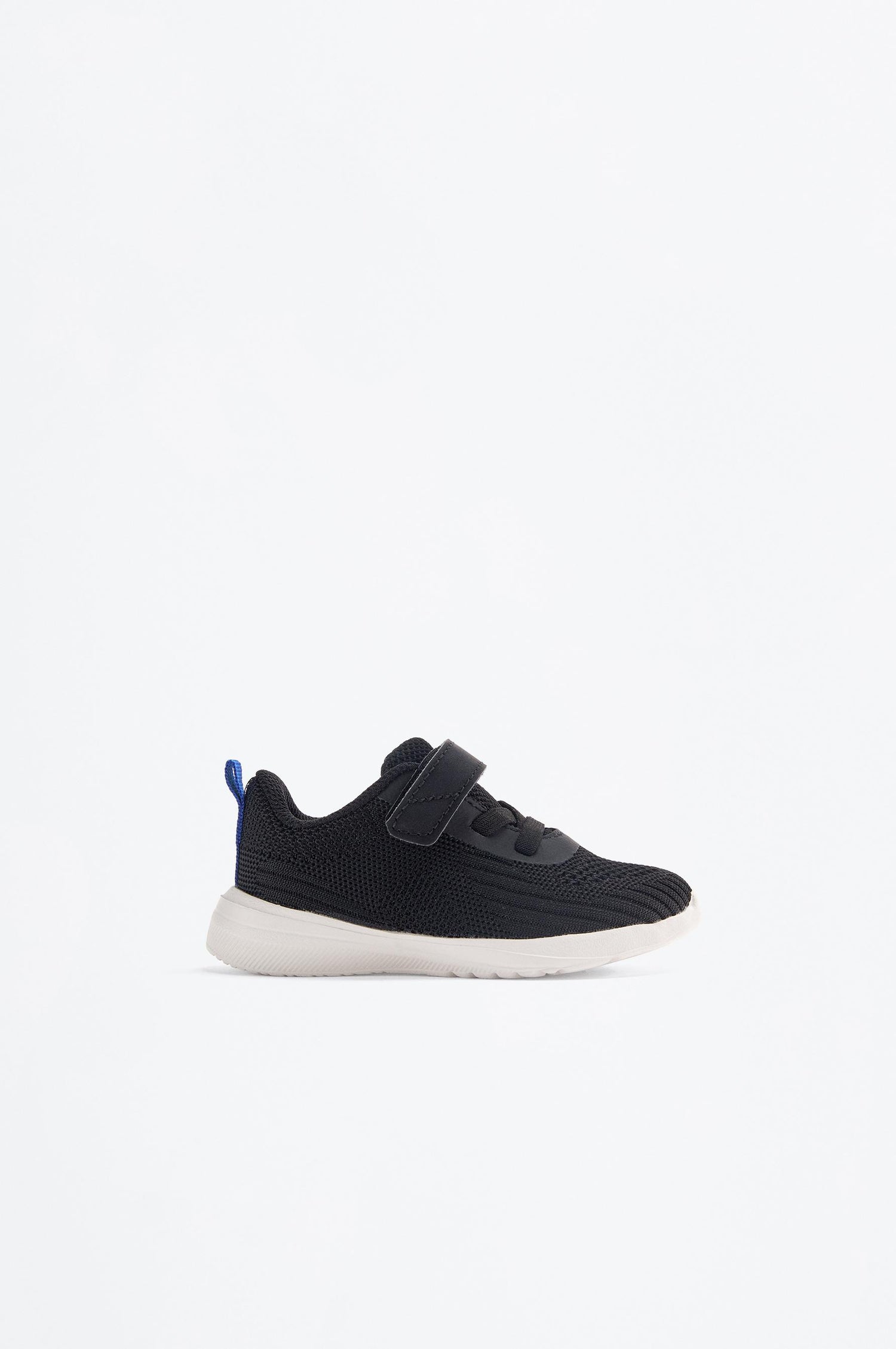 Minimalist sports shoe