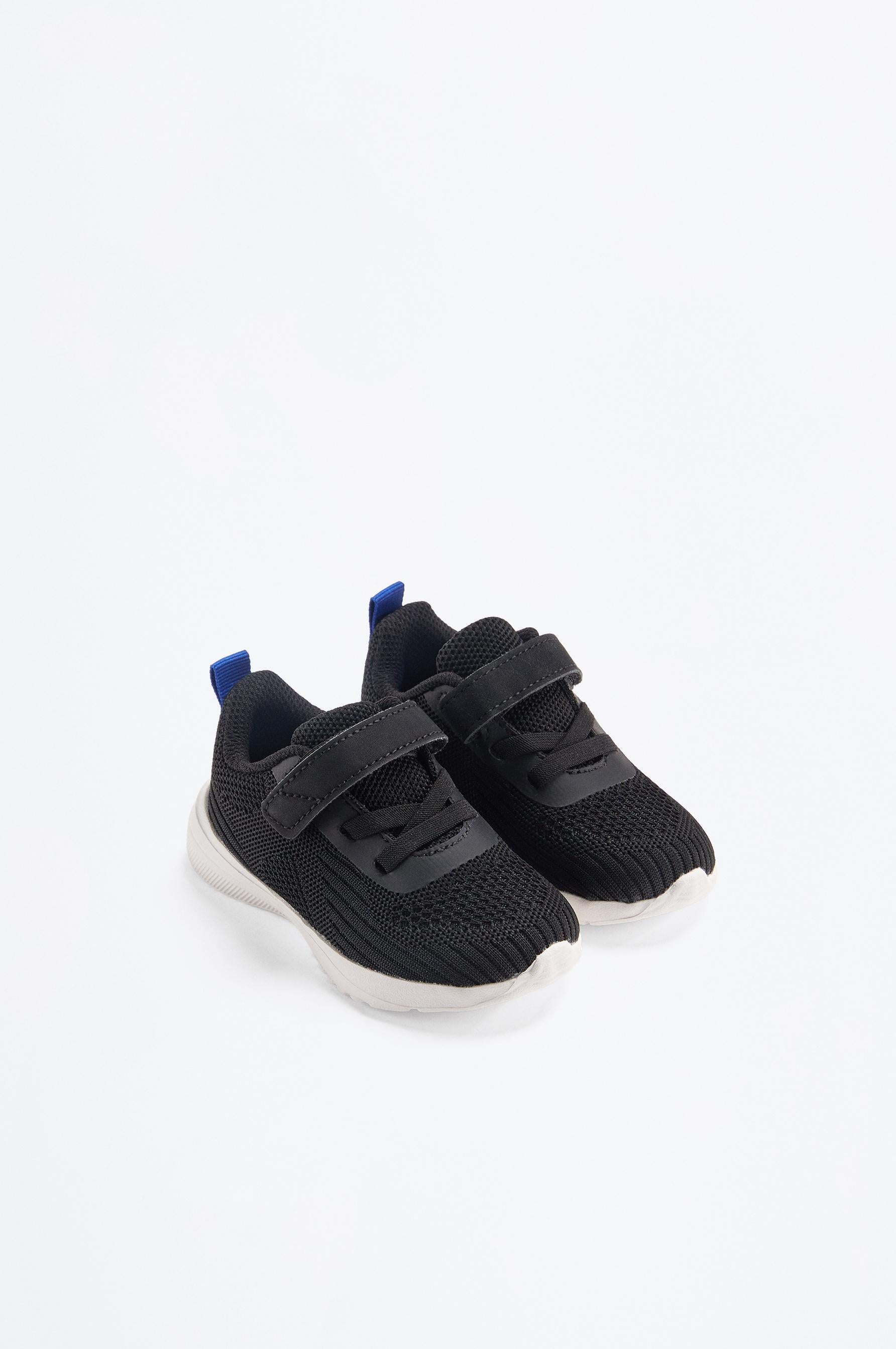 Minimalist sports shoe