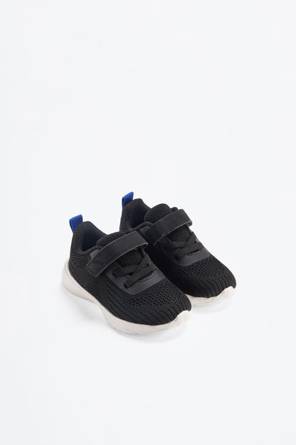 Minimalist sports shoe