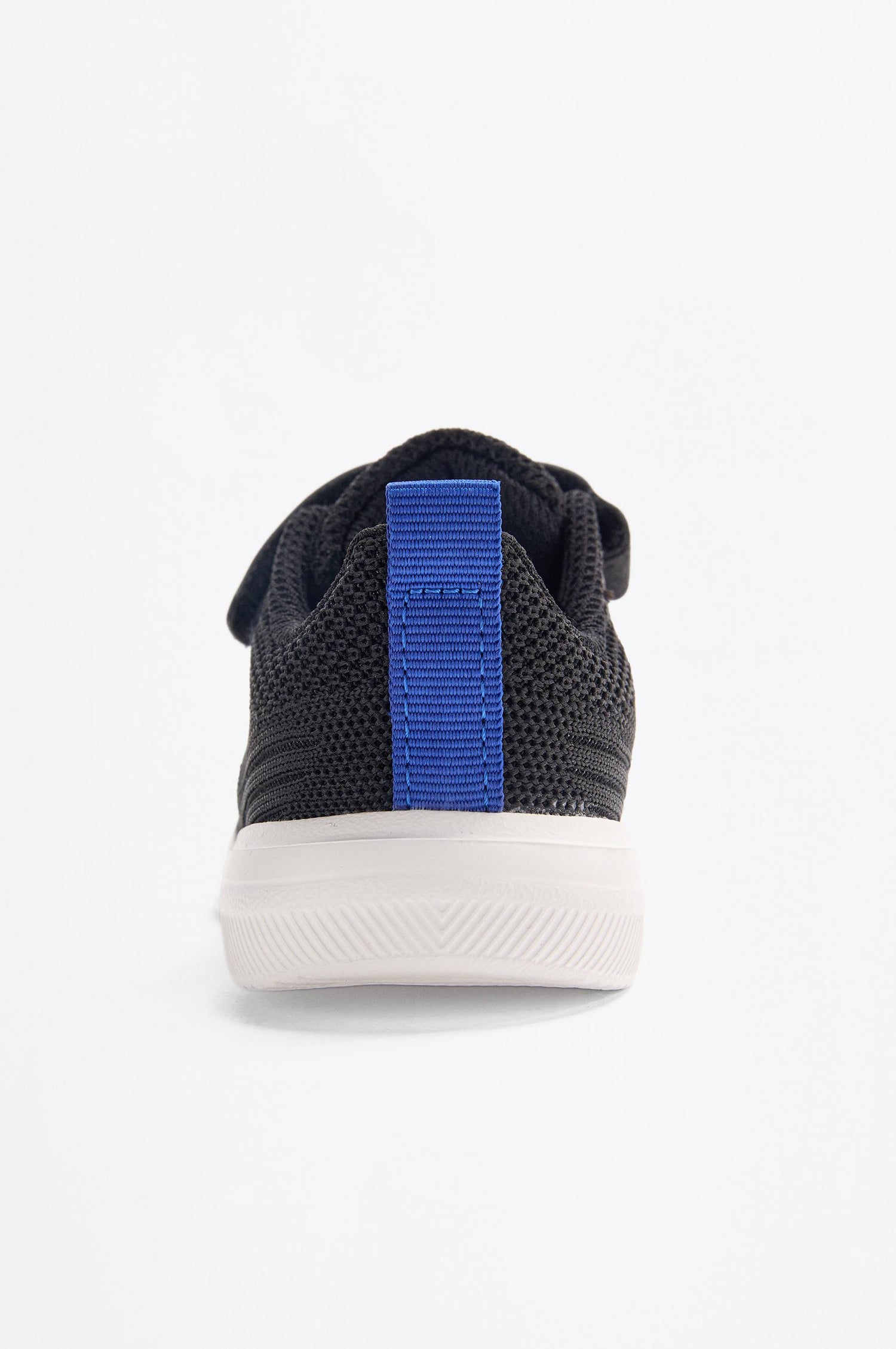 Minimalist sports shoe
