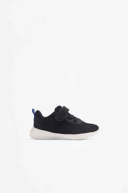 Minimalist sports shoe