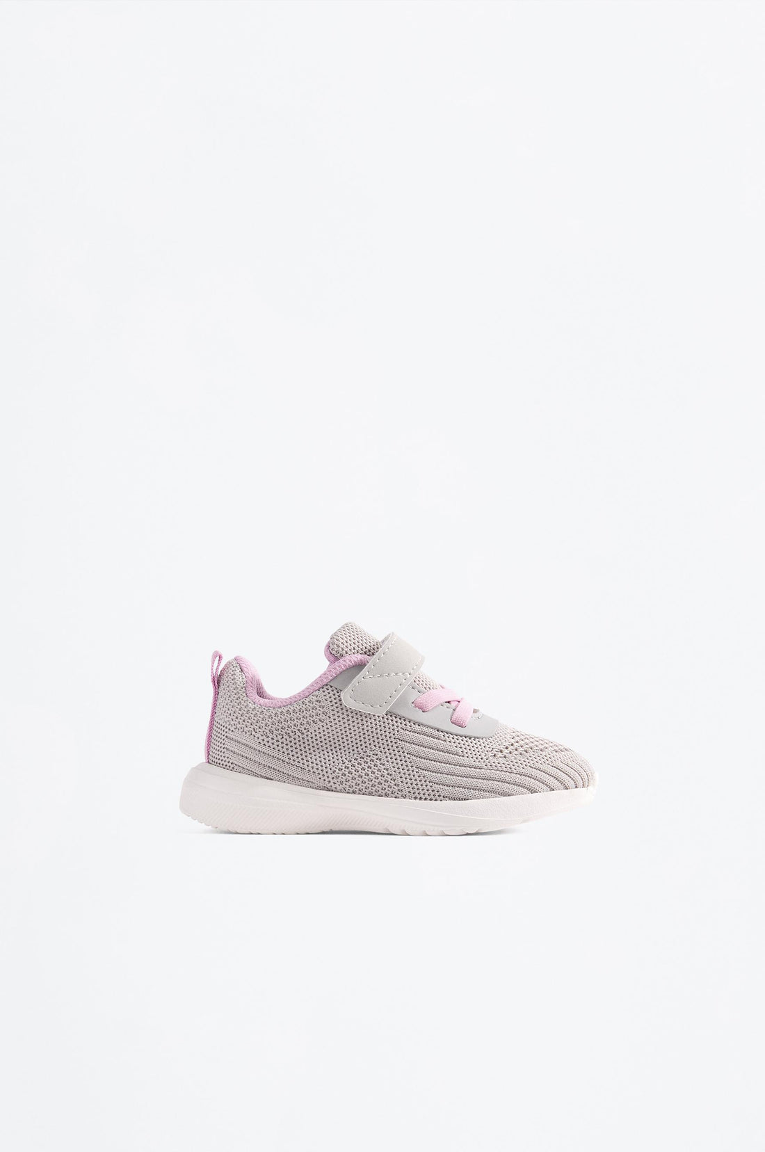 Minimalist sports shoe