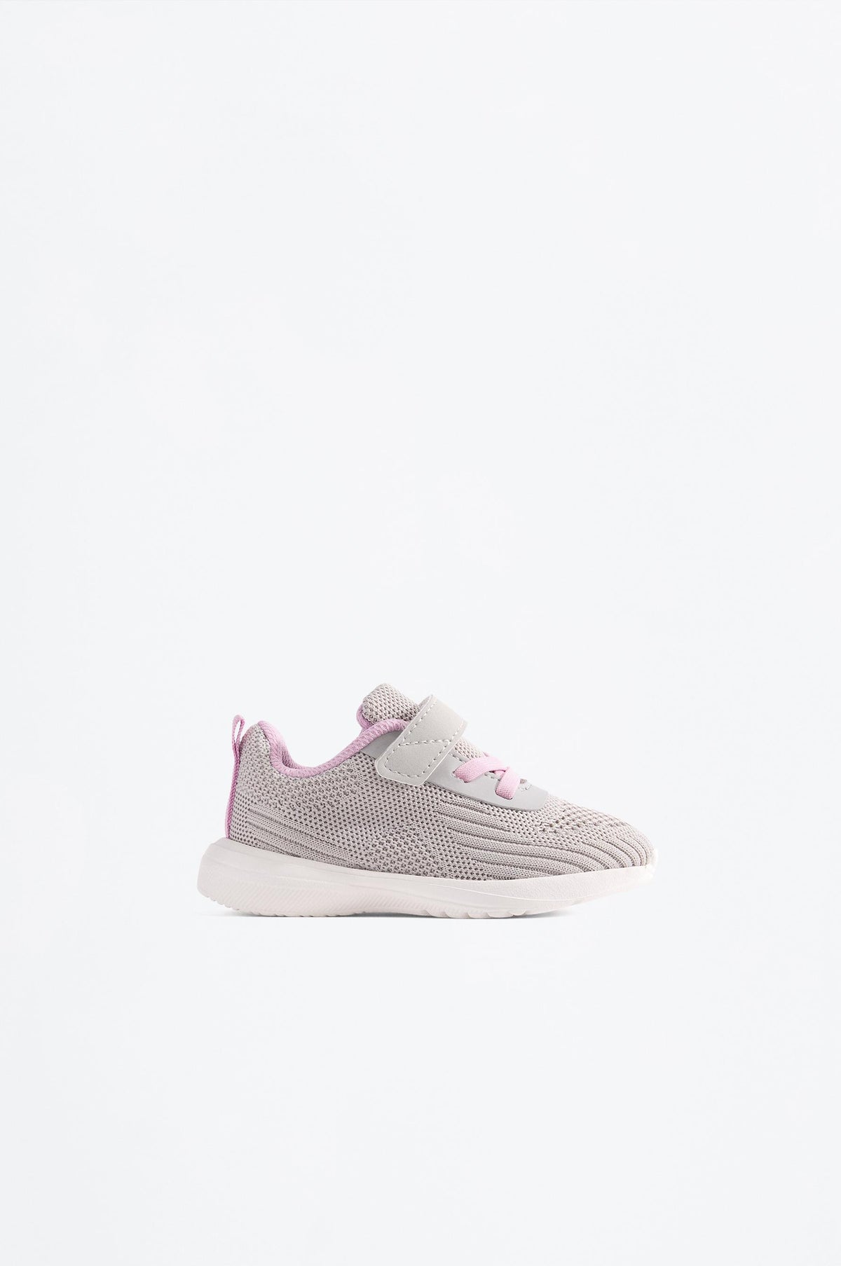 Minimalist sports shoe