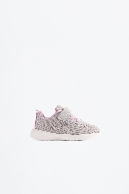 Minimalist sports shoe