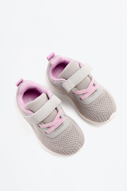 Minimalist sports shoe