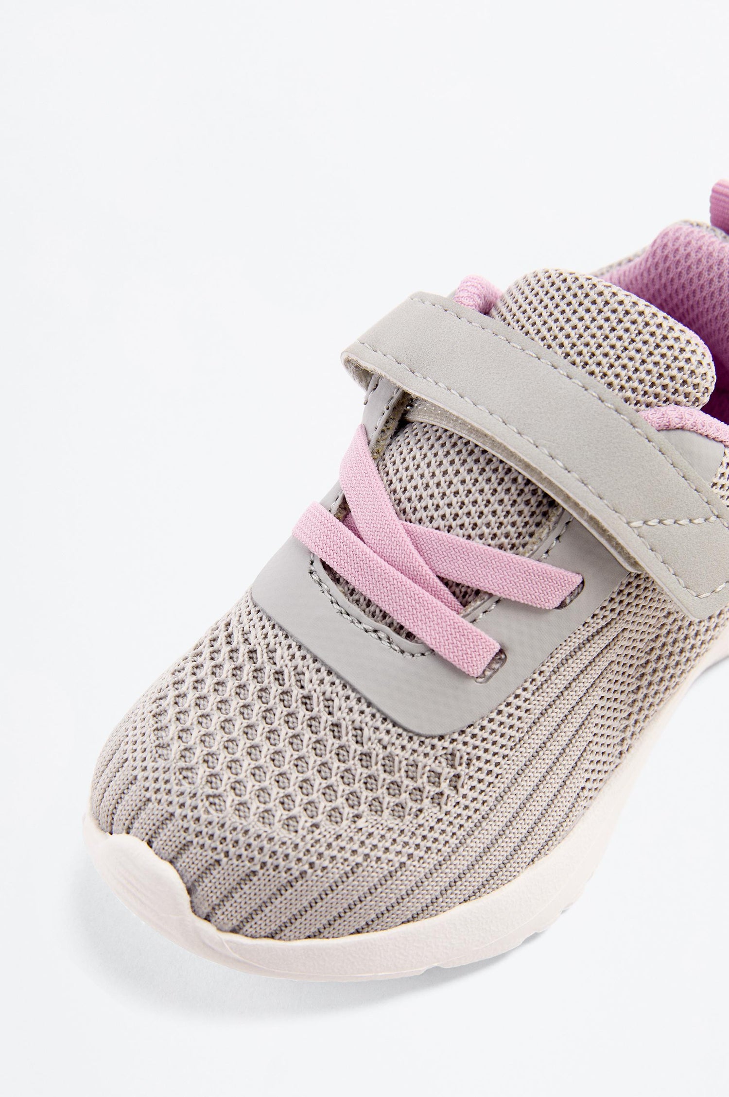 Minimalist sports shoe