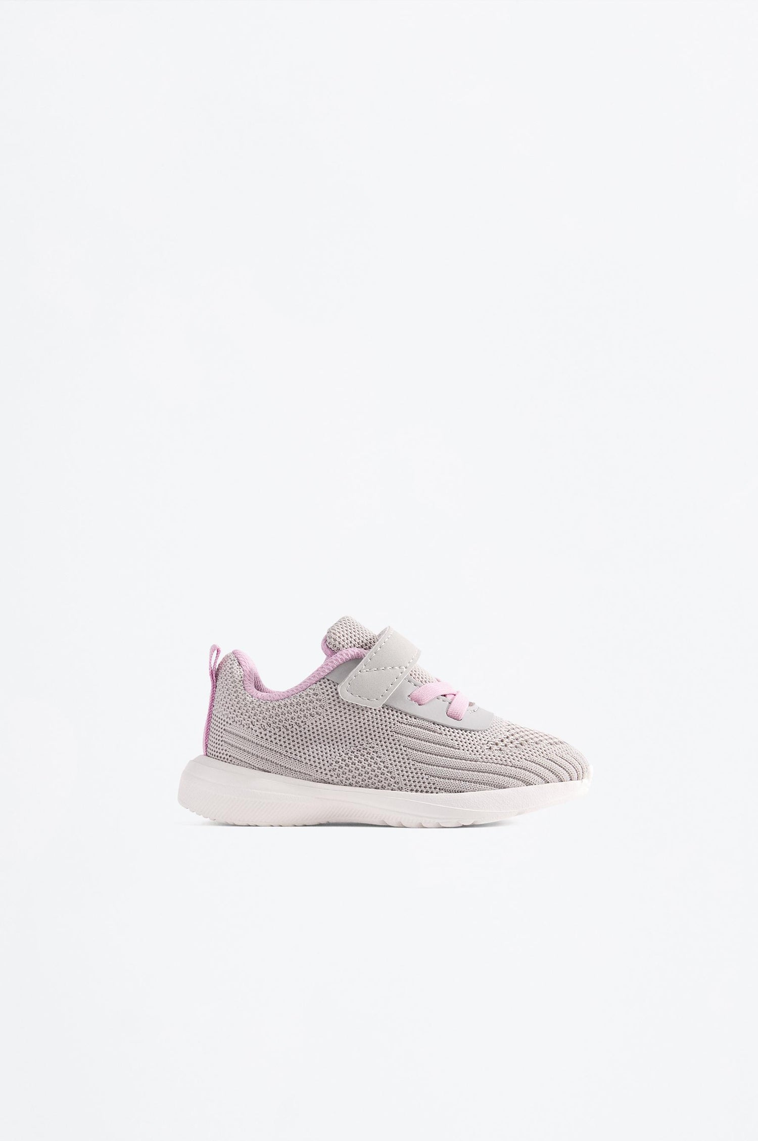 Minimalist sports shoe