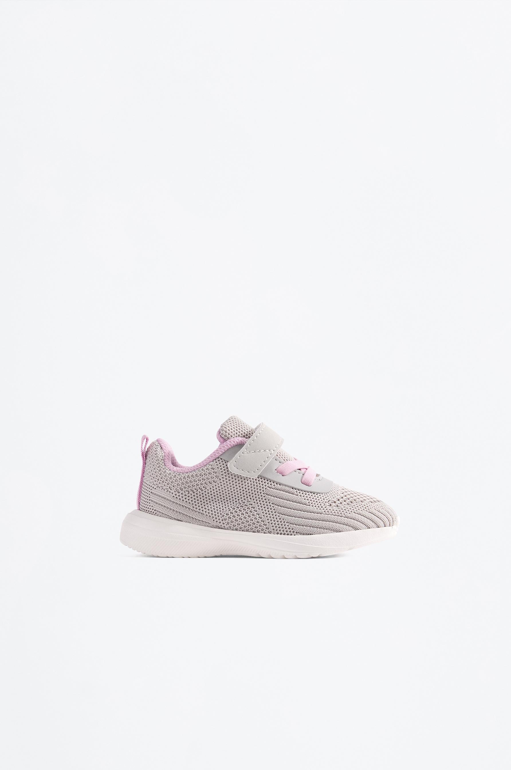 Minimalist sports shoe