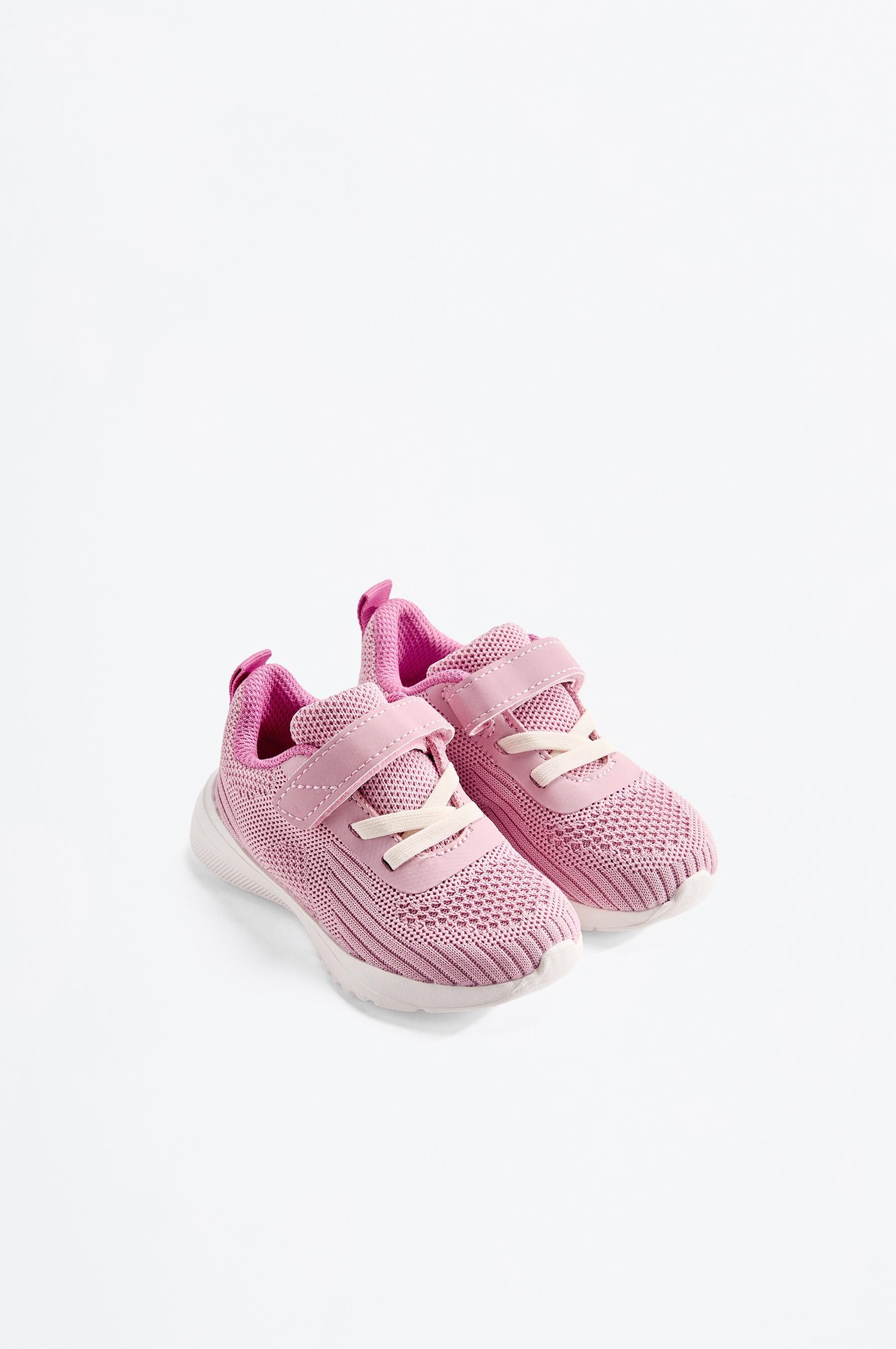 Minimalist sports shoe