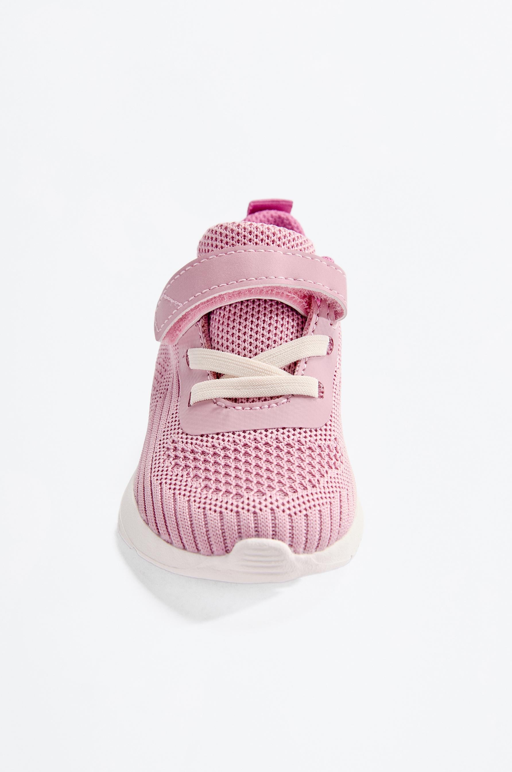 Minimalist sports shoe