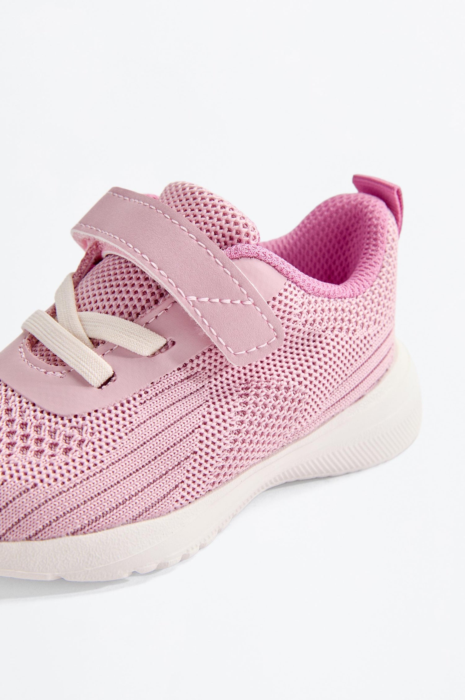 Minimalist sports shoe