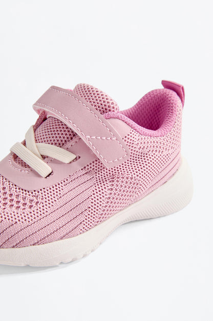 Minimalist sports shoe