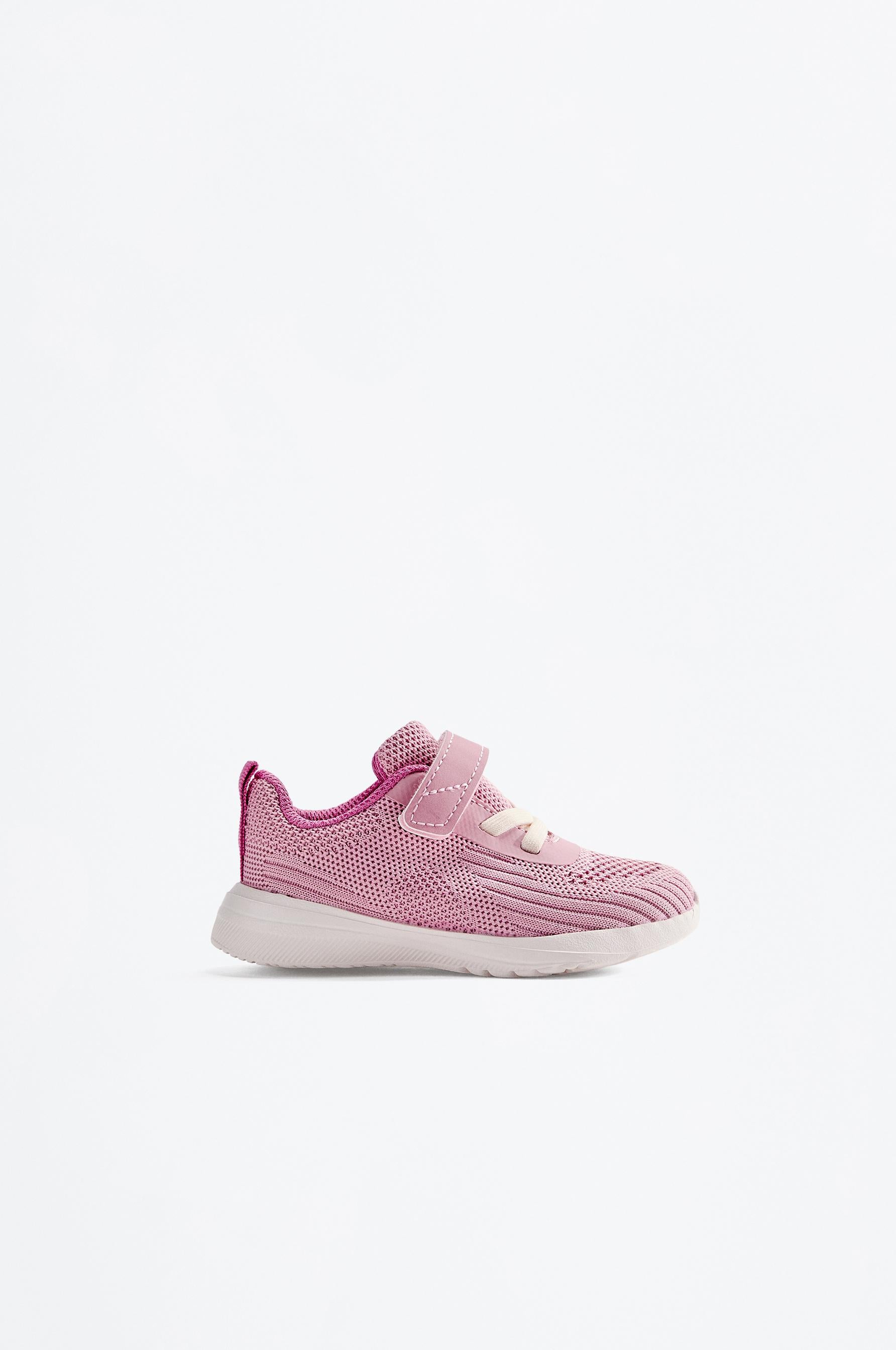 Minimalist sports shoe
