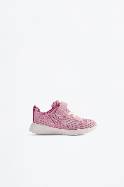 Minimalist sports shoe