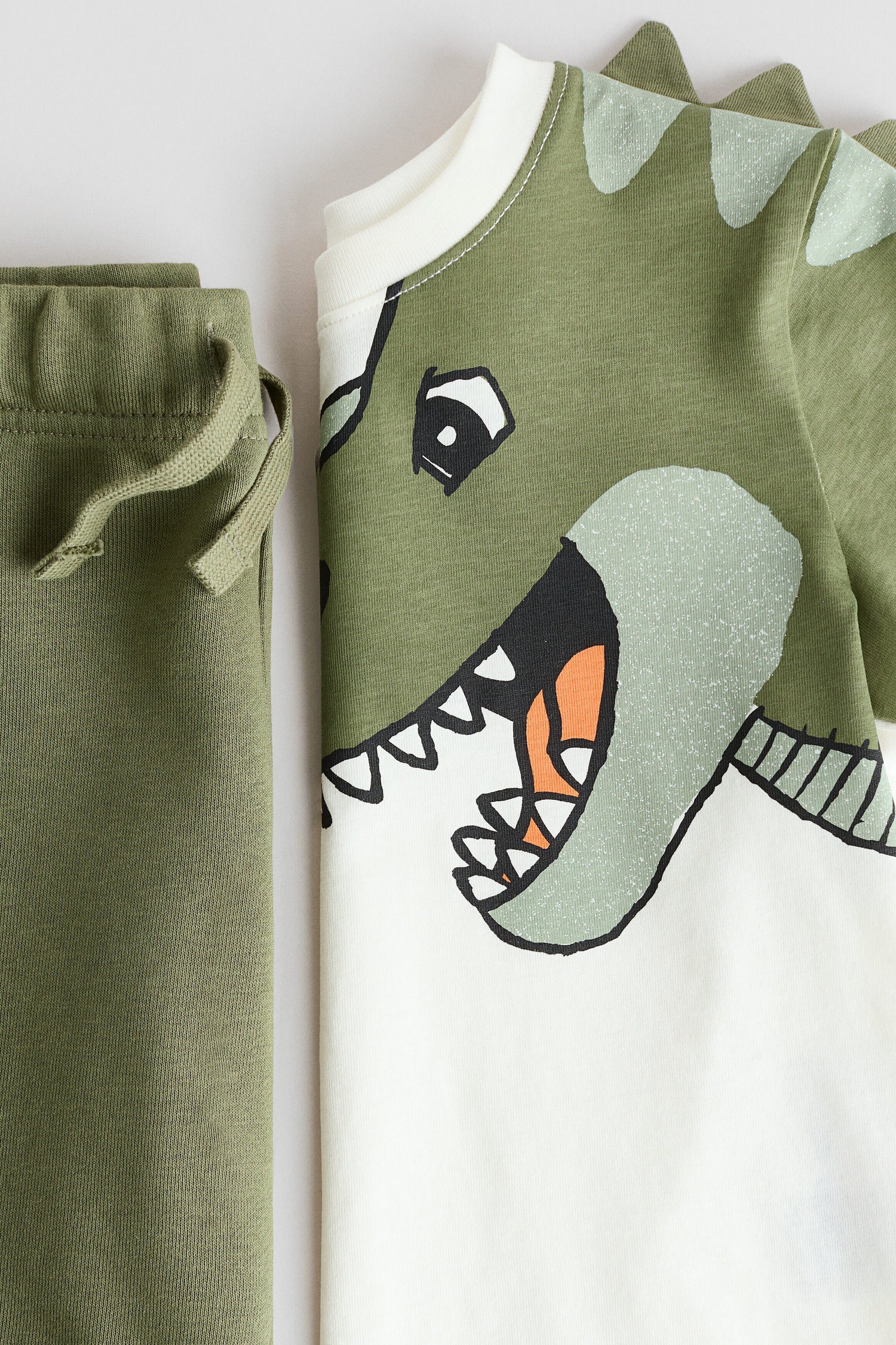 2-piece T-shirt and sweatshorts set