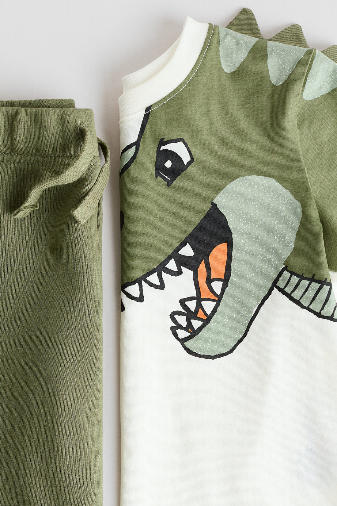 2-piece T-shirt and sweatshorts set