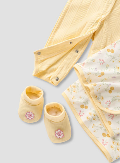 Juniors 5-Piece Girls Gift Set - Cotton - Sleepsuit, Blanket, Beanie, Hanger, Booties - Floral Print-baby-girls-clothing-setsandcoords-image-9