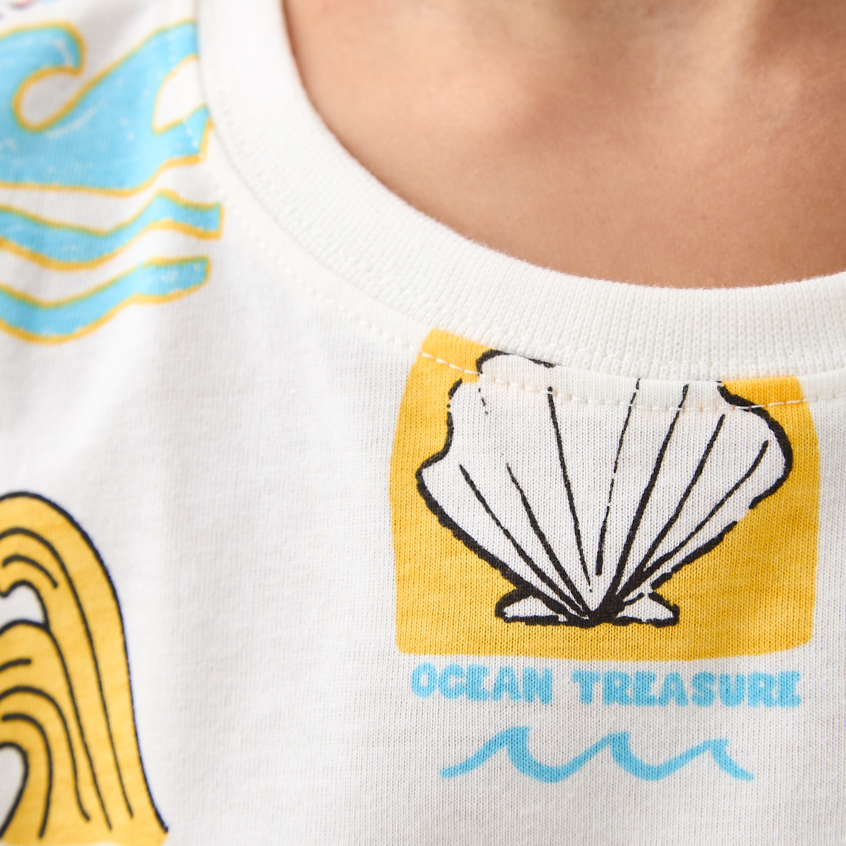 Juniors Round Neck Short Sleeves T-shirt with Graphic Print