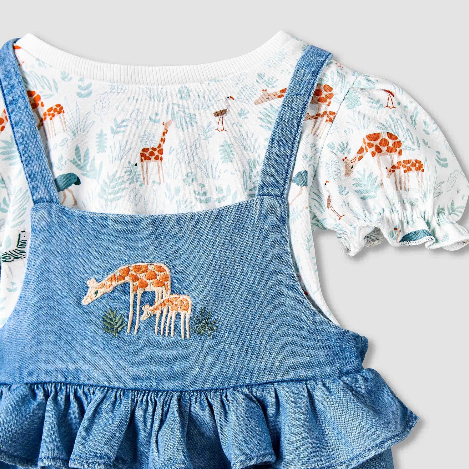 Juniors Round Neck Short Sleeves T-shirt and Dungaree Set with Giraffe Embroidery