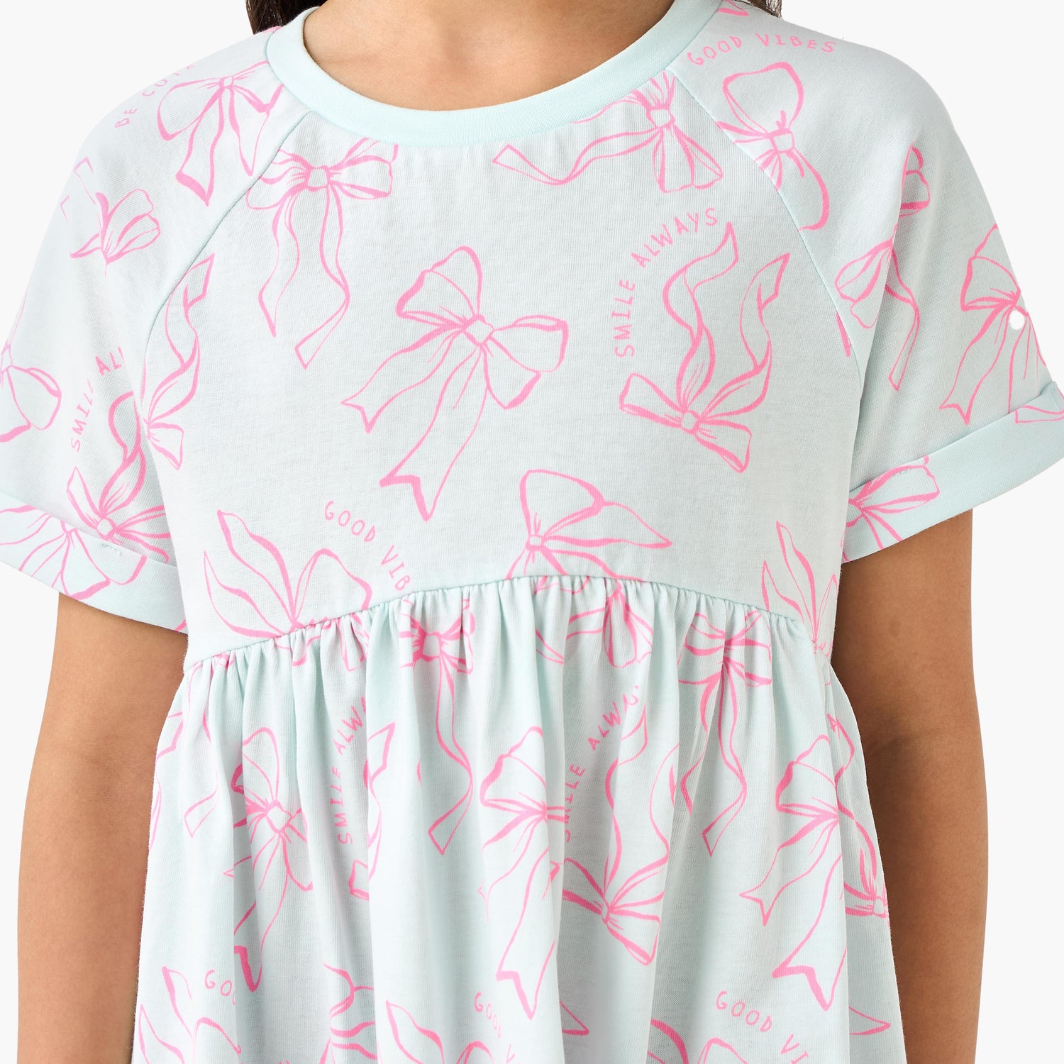 Juniors Round Neck Short Sleeve Dress with Bow Print