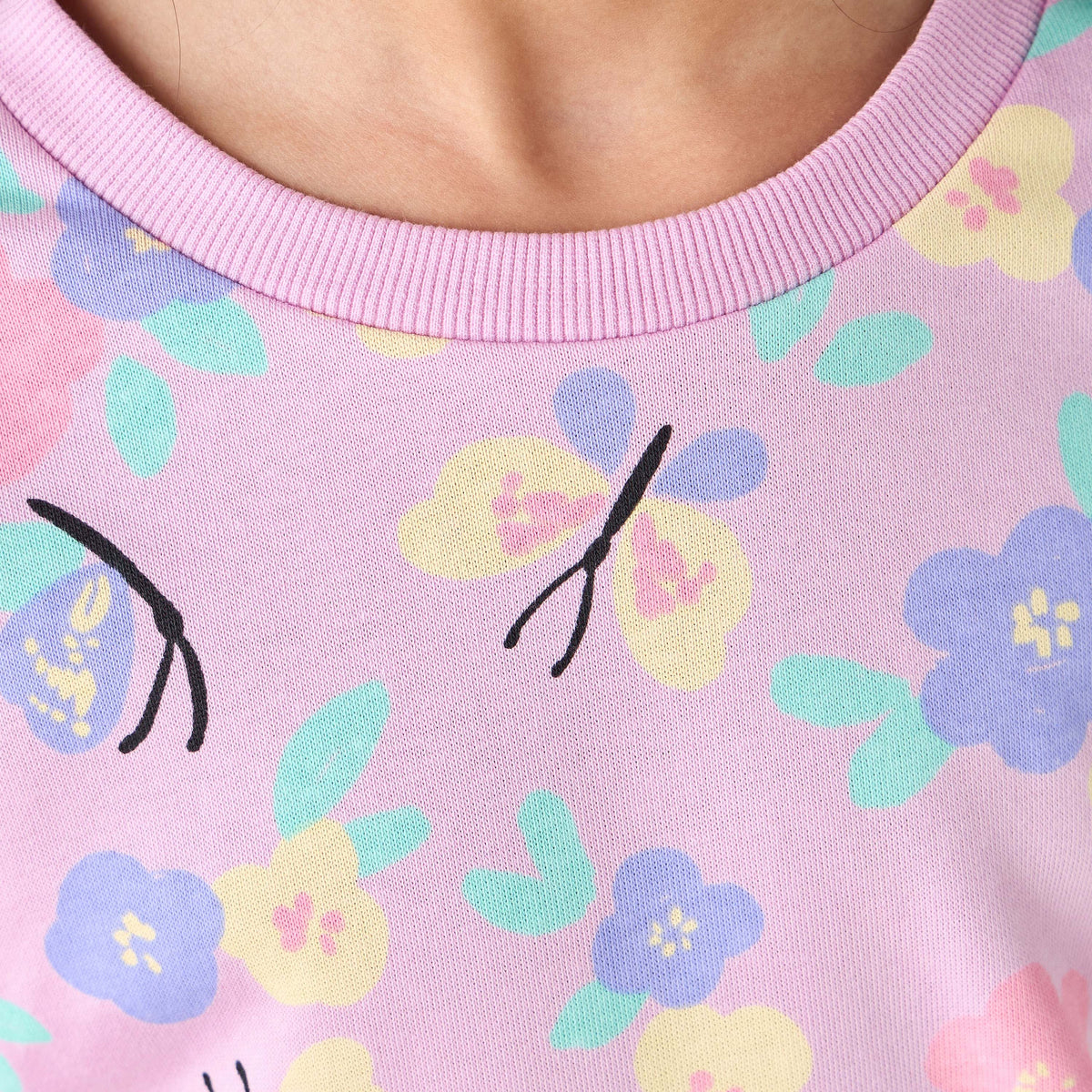 Juniors Crew Neck Sweatshirt with Floral Print