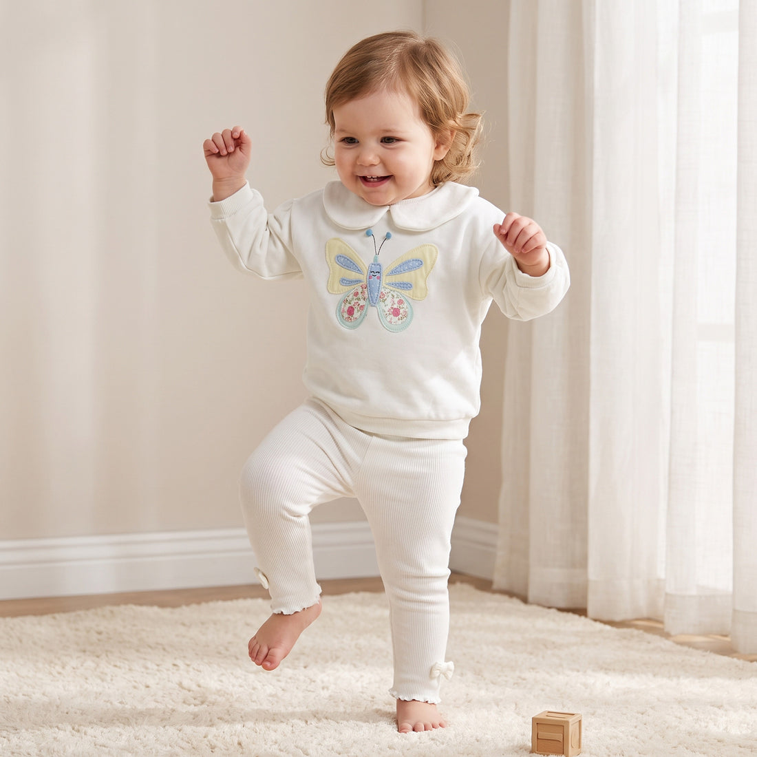 Juniors Peter Pan Collar Long Sleeves Sweatshirt and Pants Set with Butterfly Applique